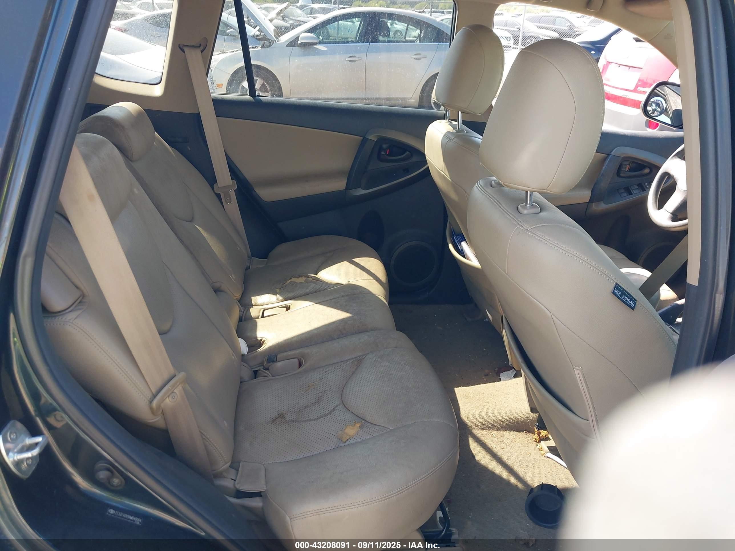 TOYOTA RAV4 image 8