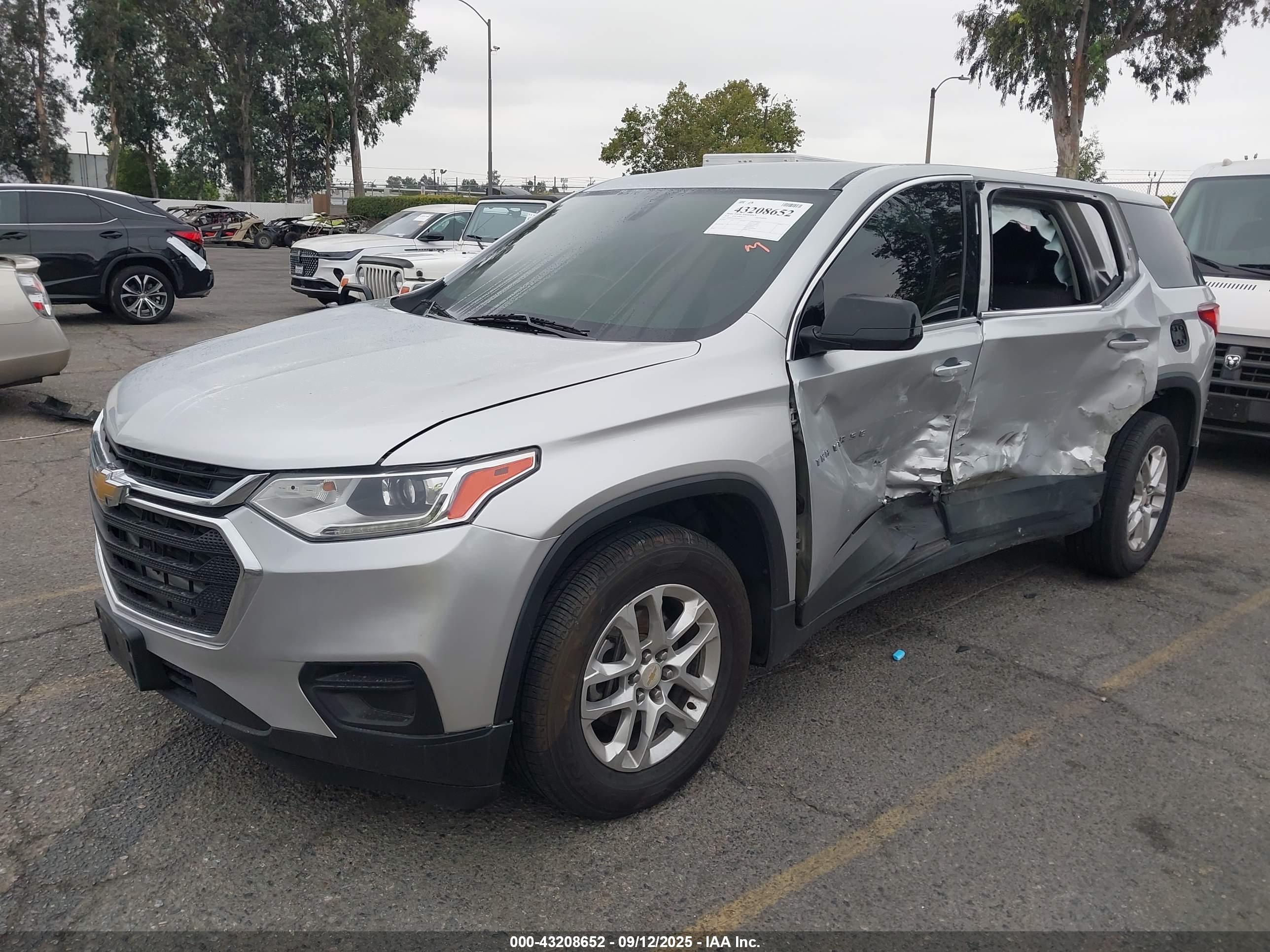 CHEVROLET TRAVERSE image 2