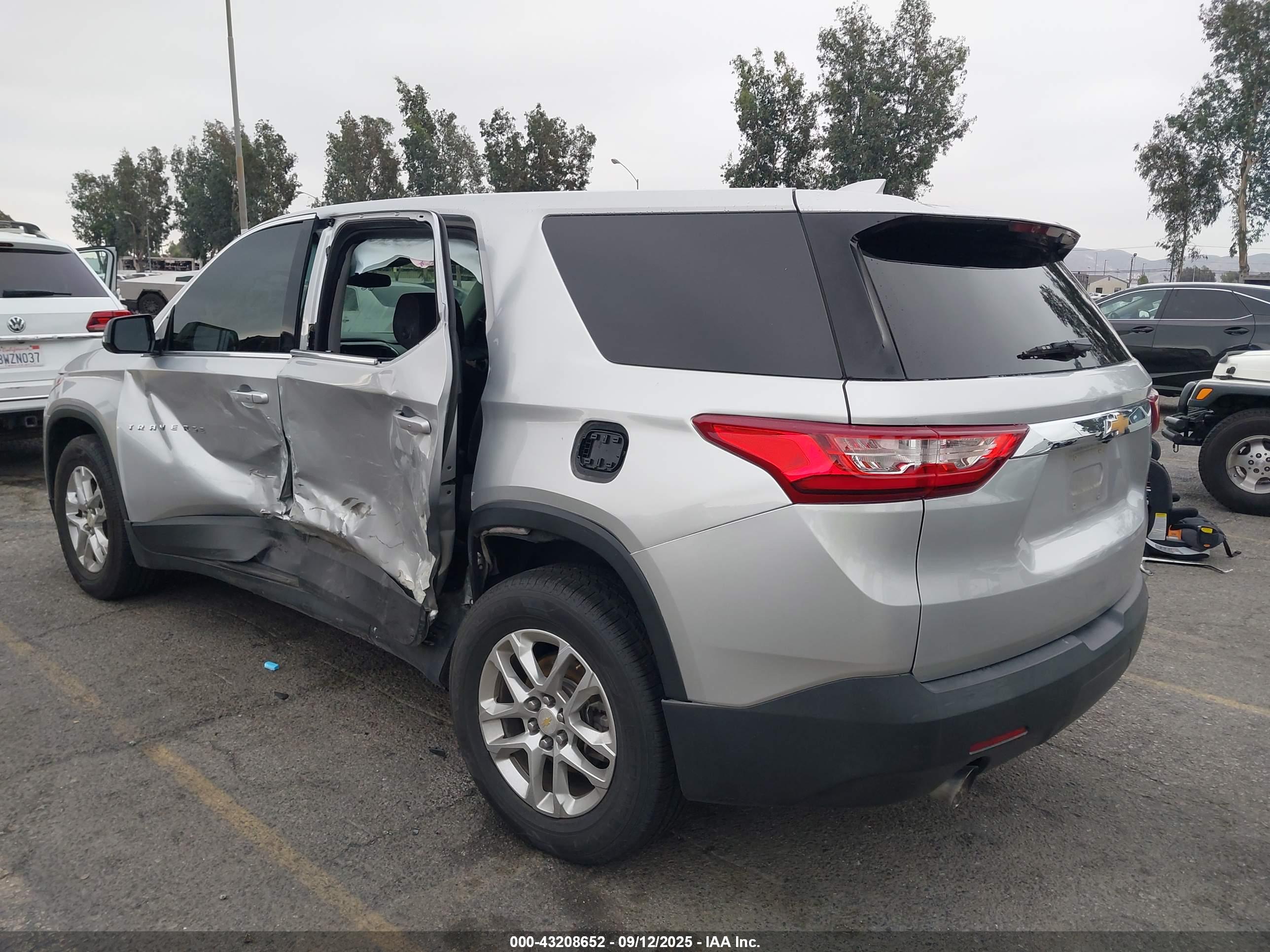 CHEVROLET TRAVERSE image 3