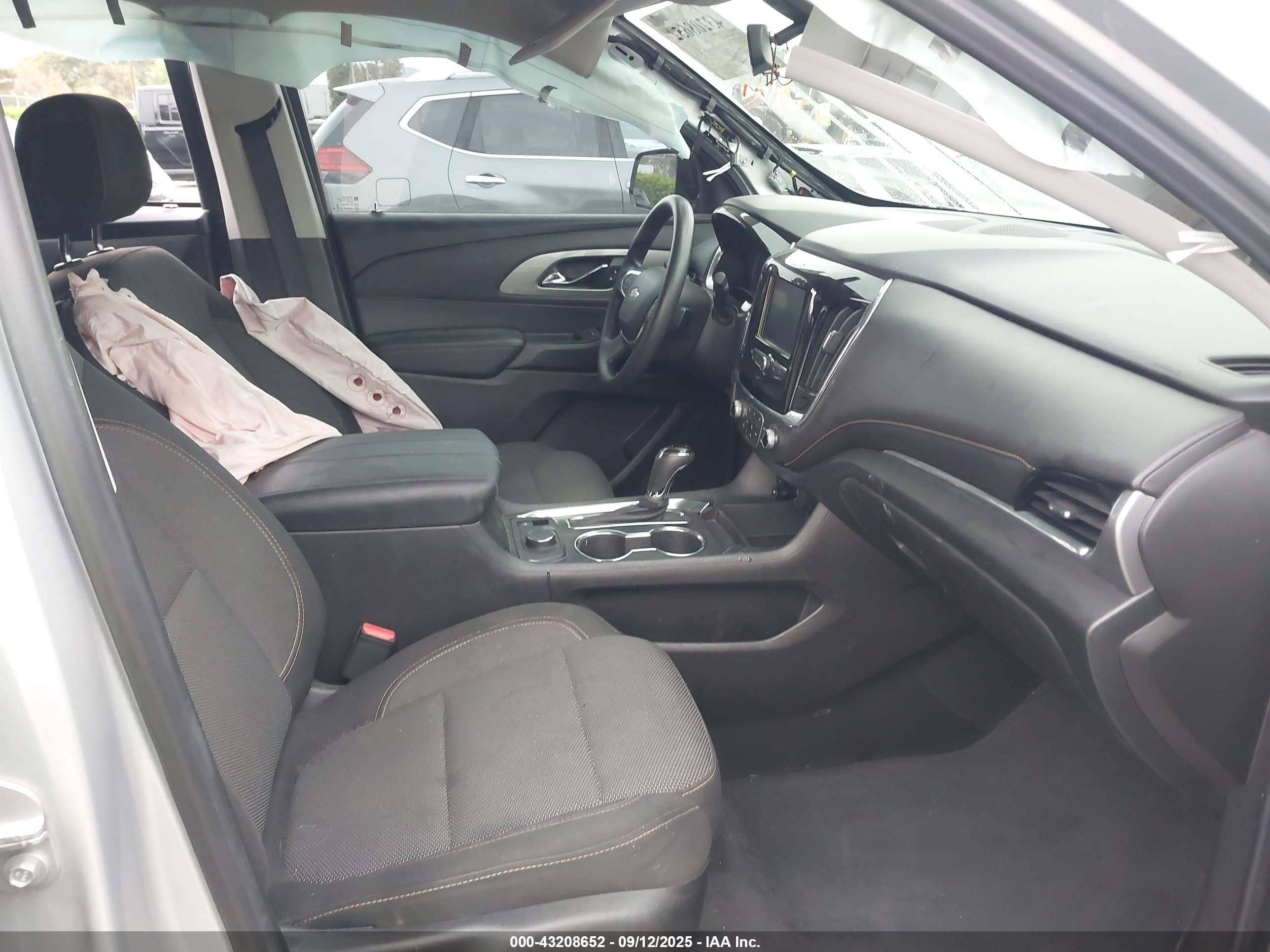 CHEVROLET TRAVERSE image 5