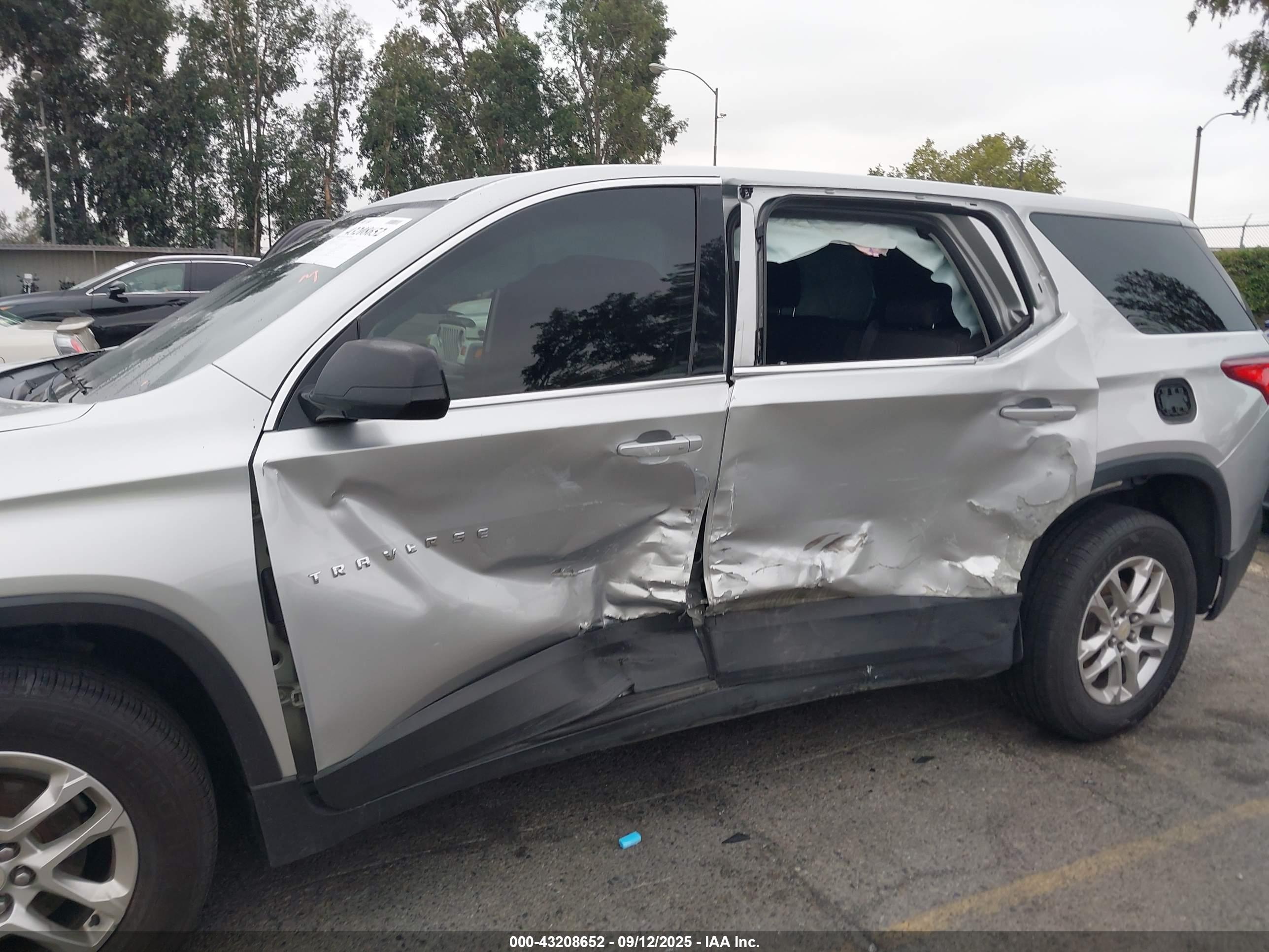CHEVROLET TRAVERSE image 6