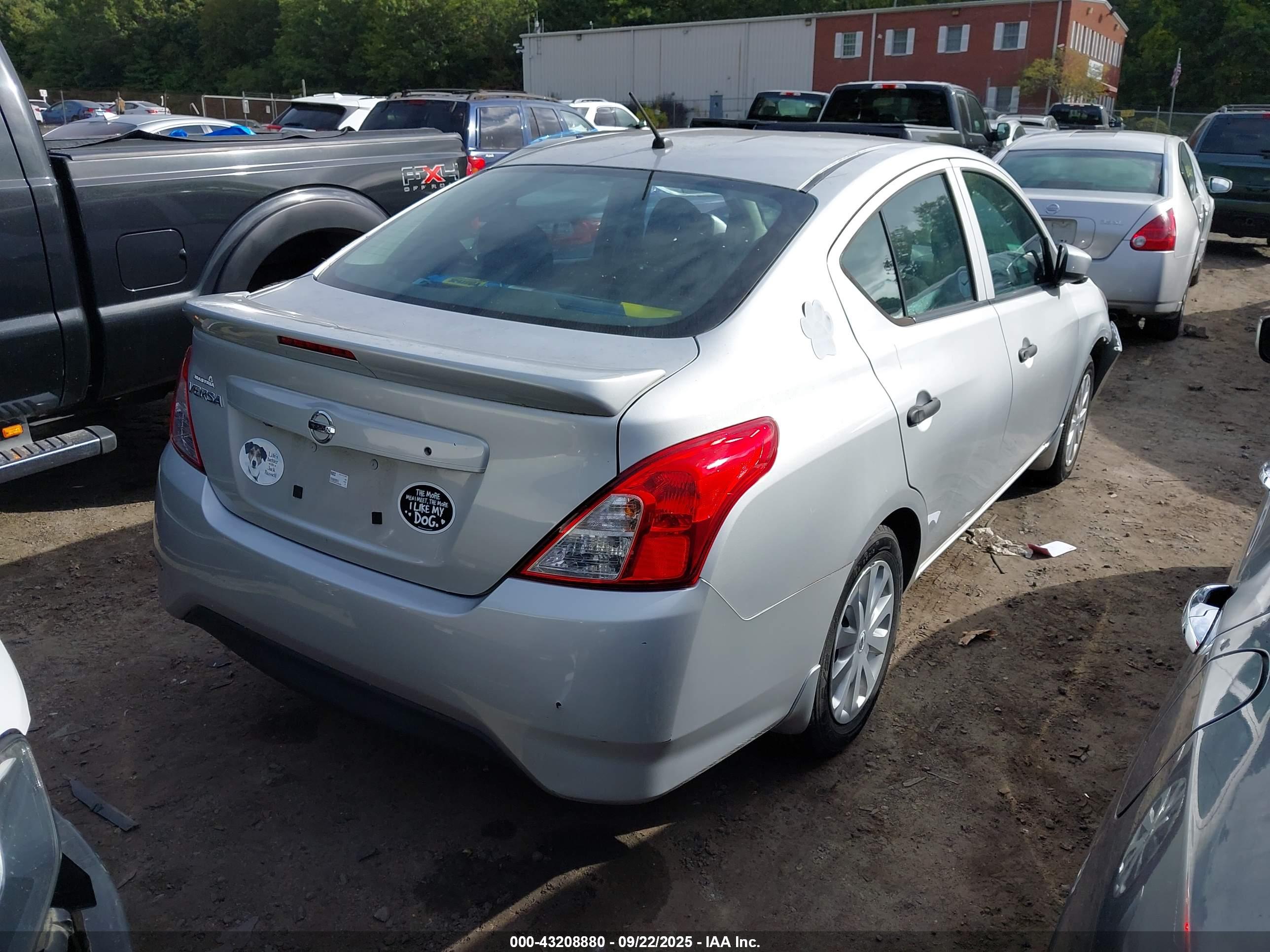 NISSAN VERSA image 4