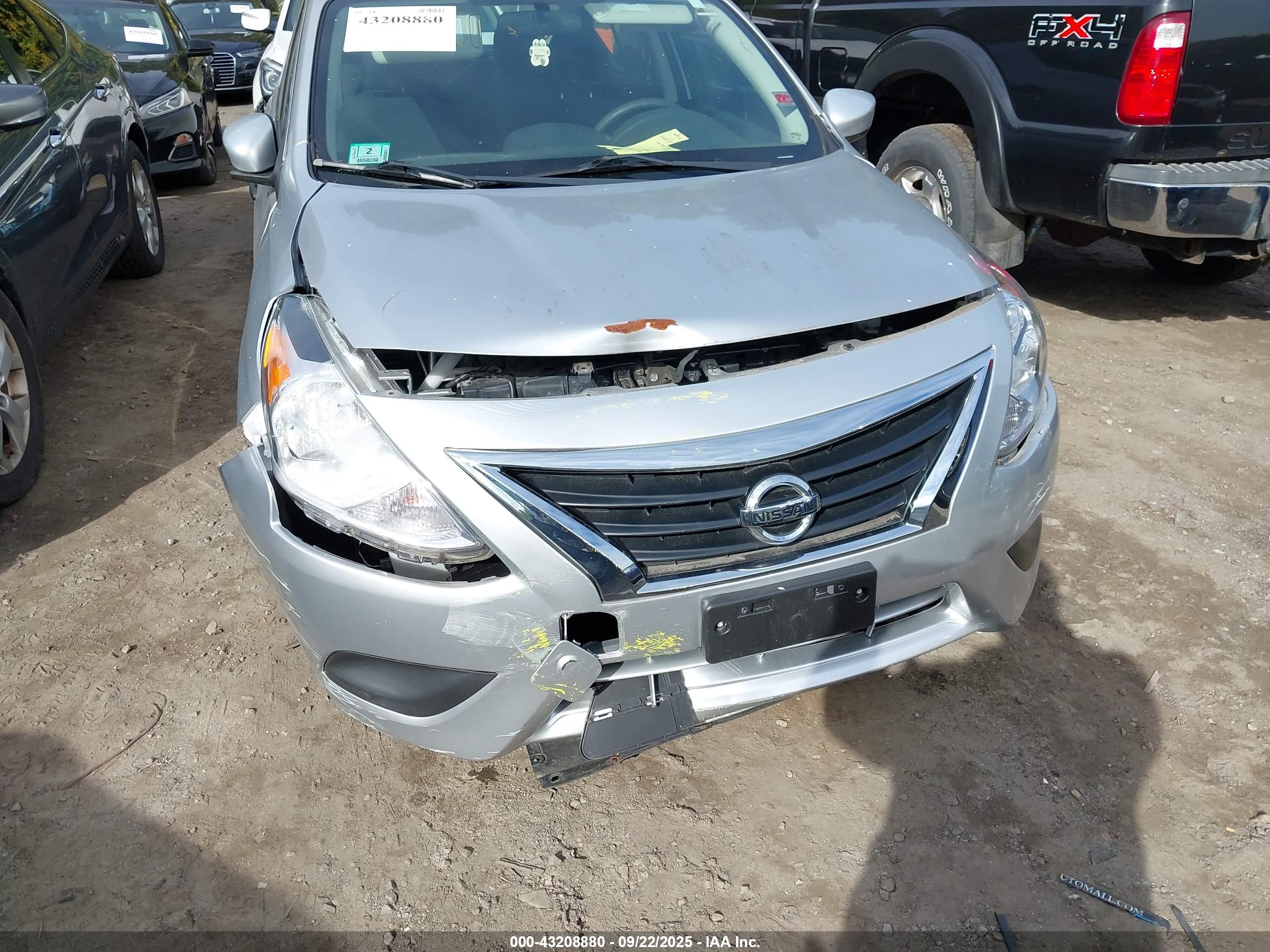 NISSAN VERSA image 6