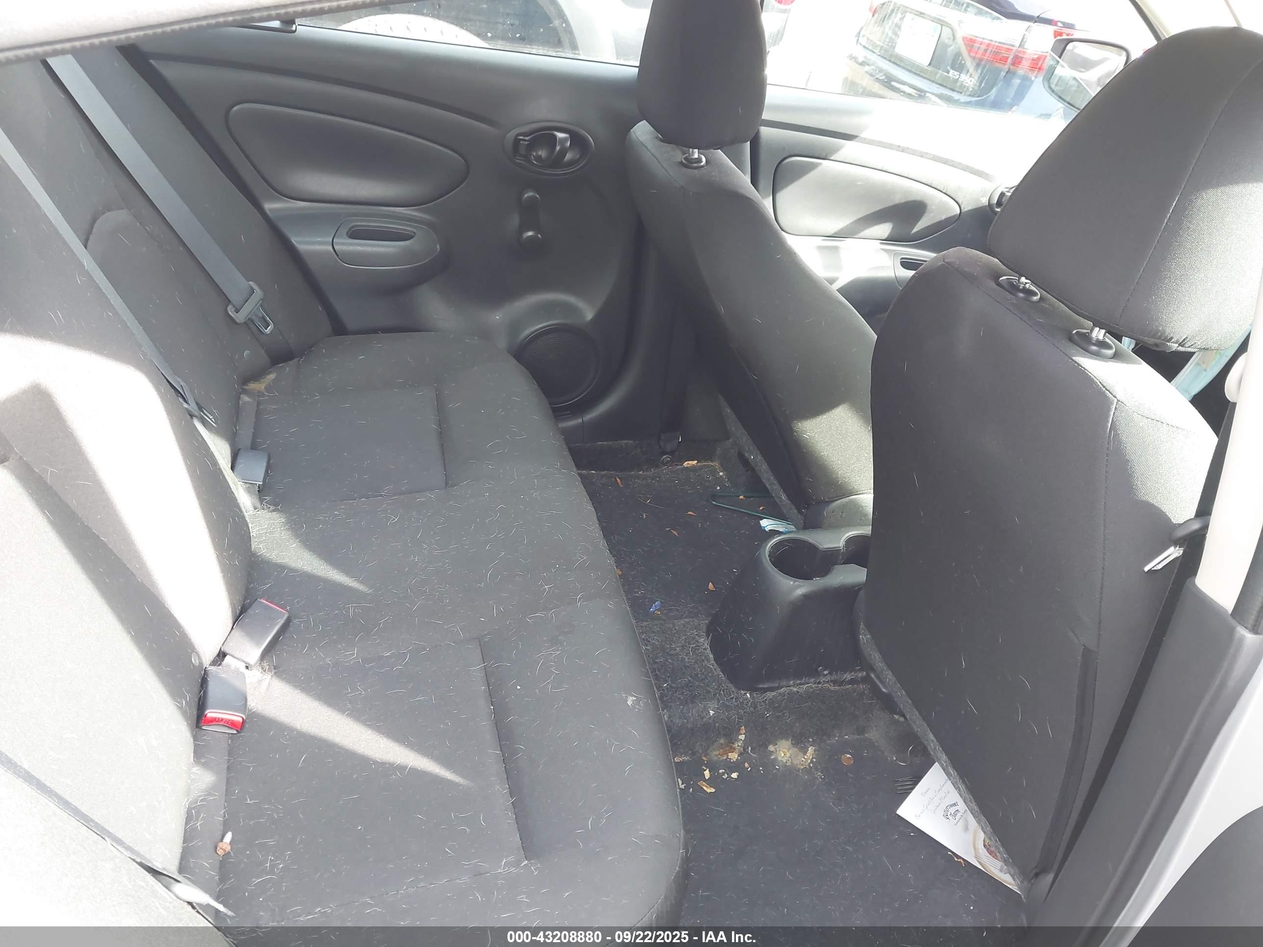 NISSAN VERSA image 8