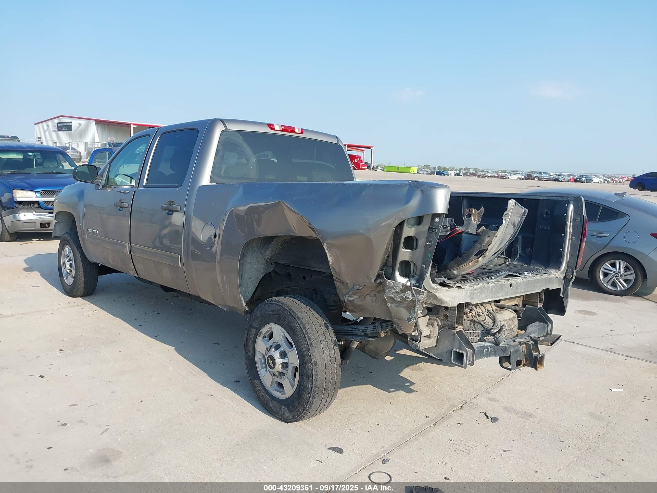 CHEVROLET SILVERADO image 3