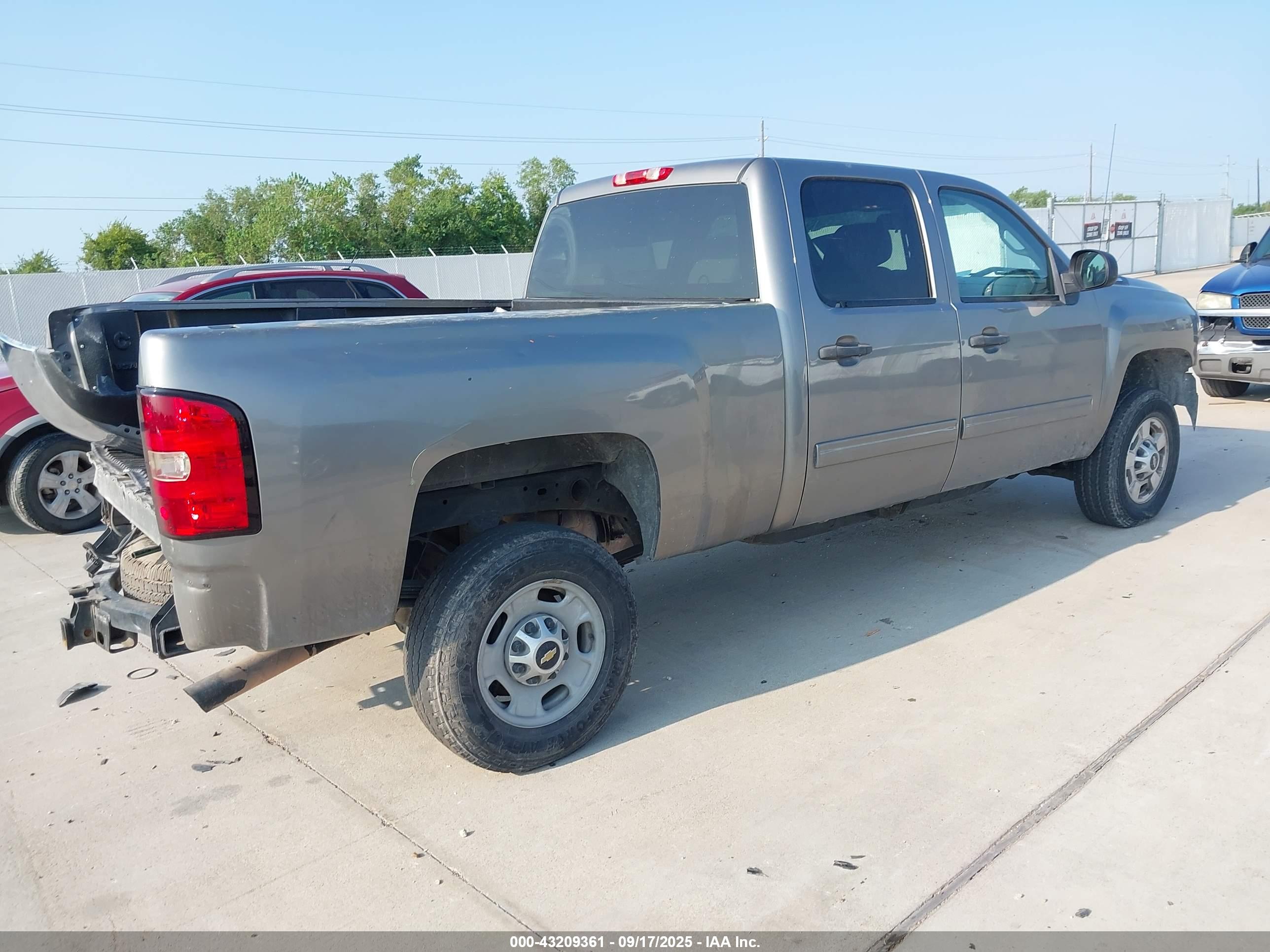 CHEVROLET SILVERADO image 4