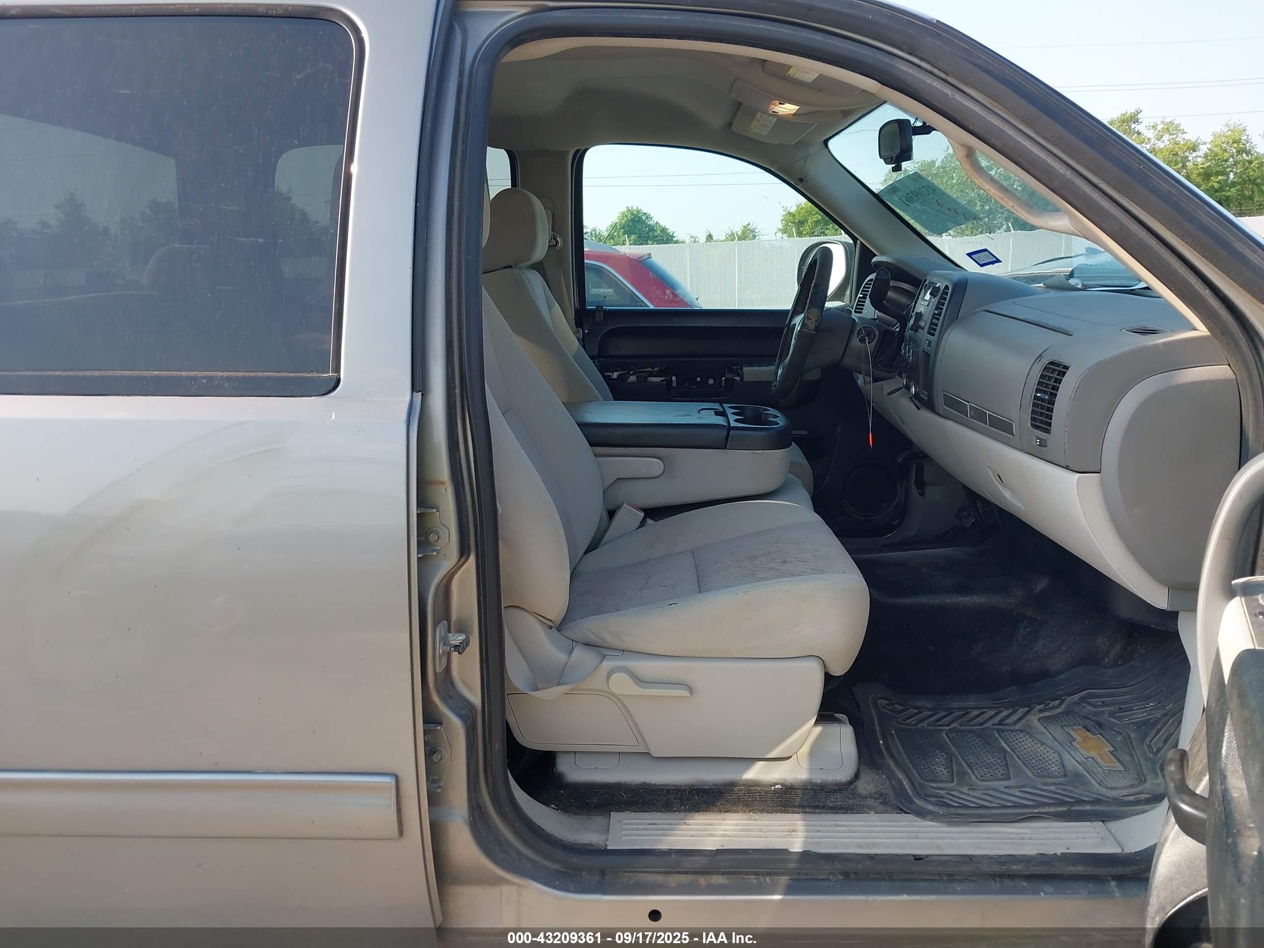 CHEVROLET SILVERADO image 5