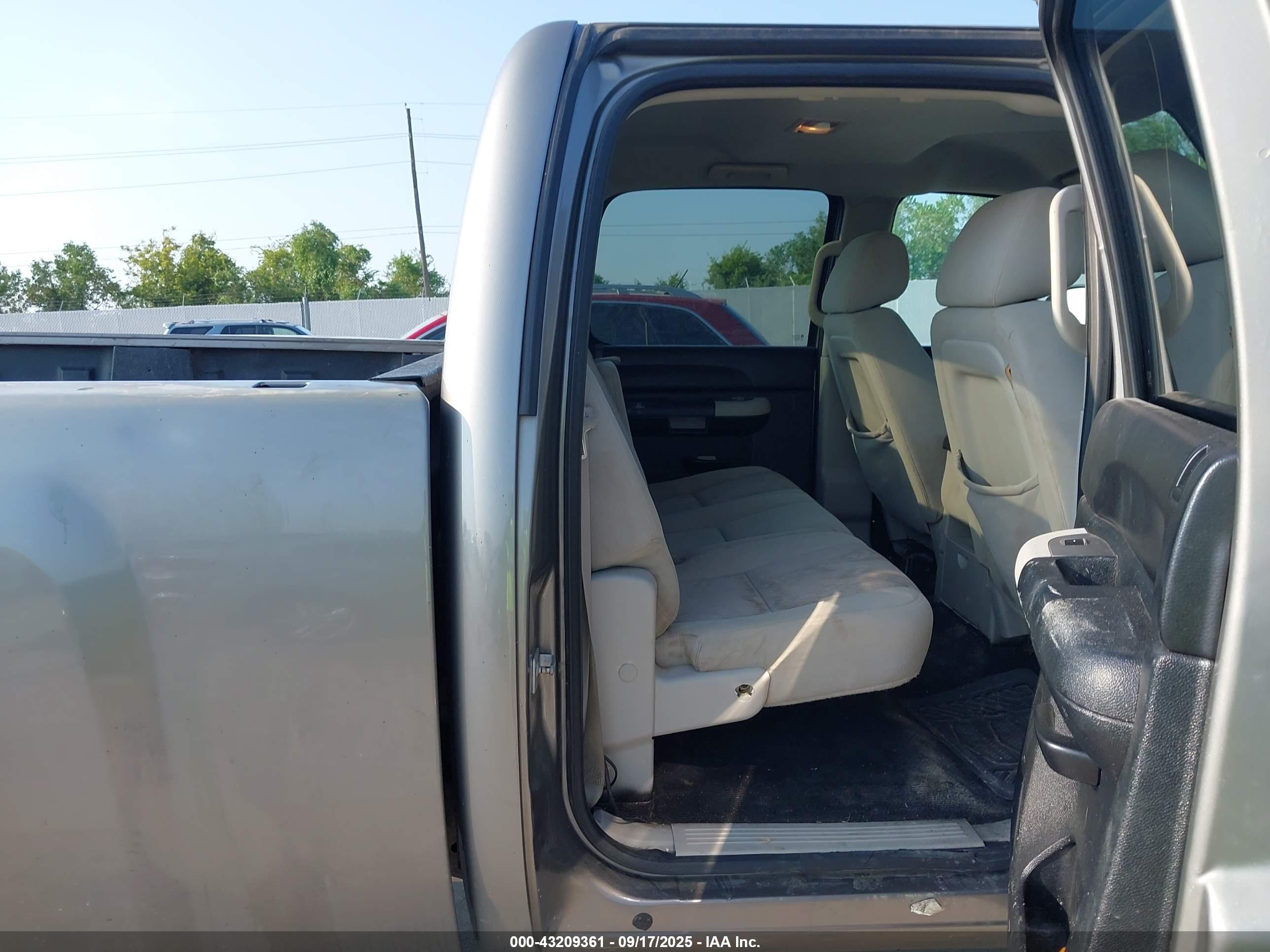 CHEVROLET SILVERADO image 8