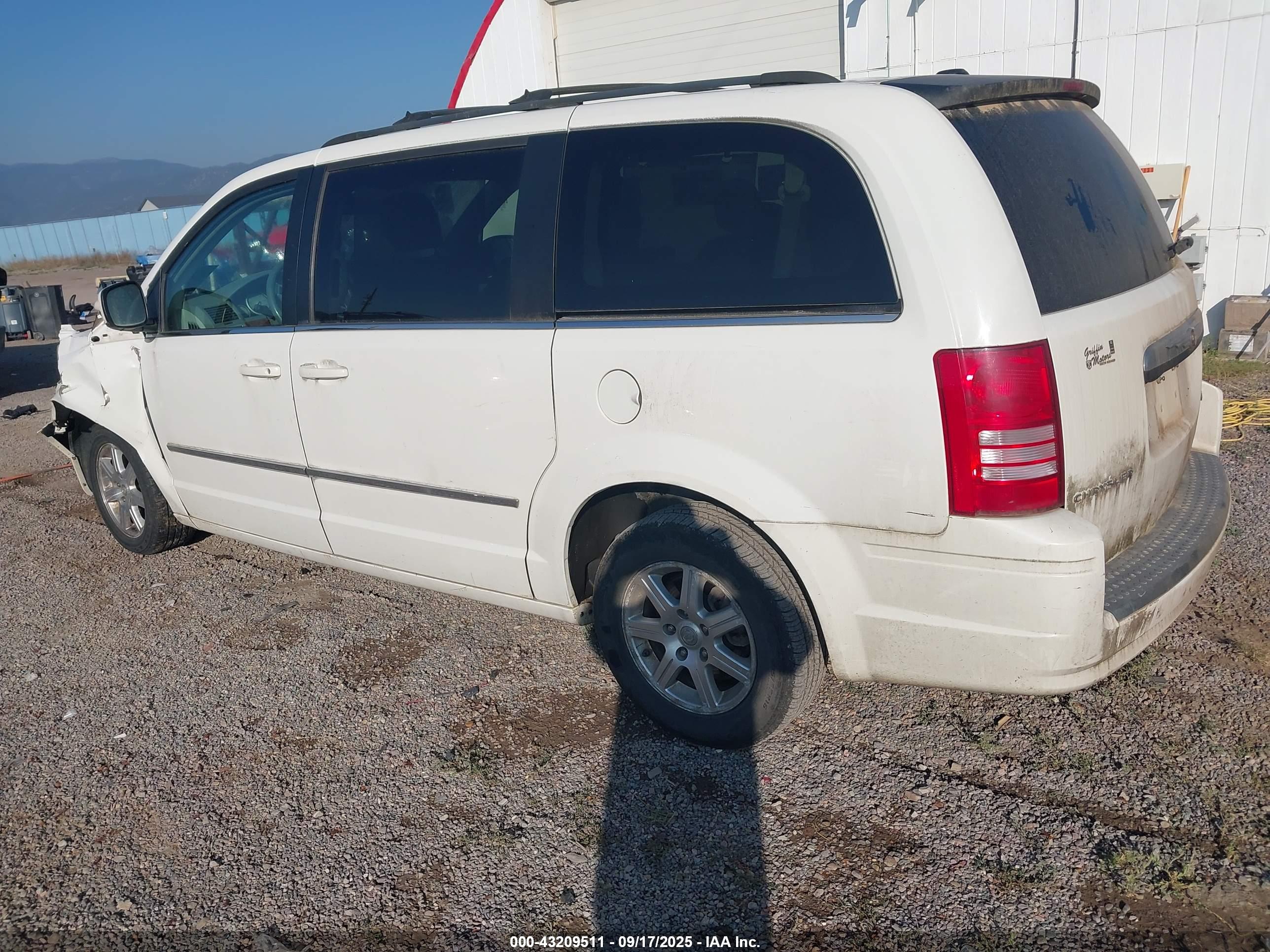 CHRYSLER TOWN image 3