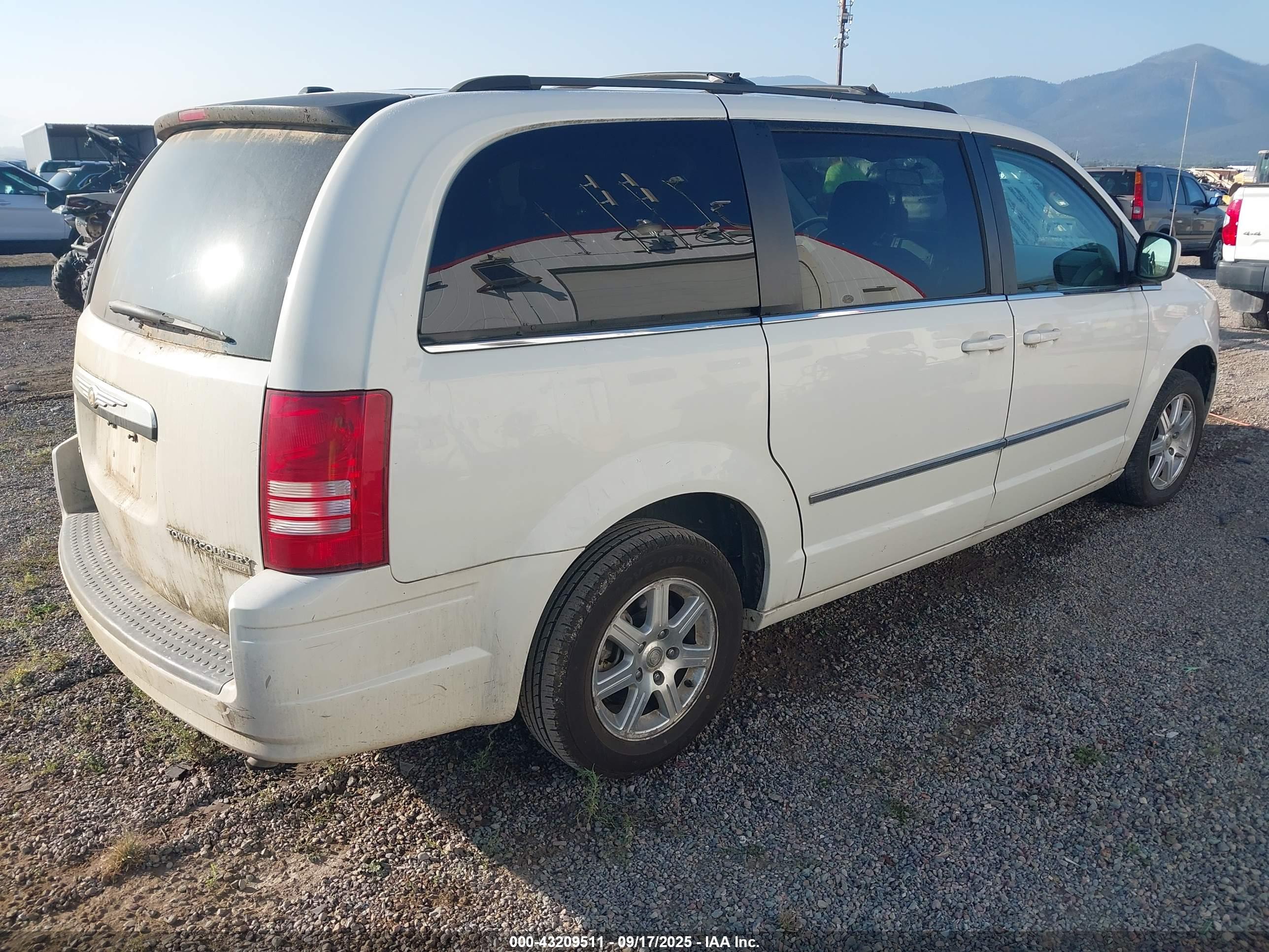 CHRYSLER TOWN image 4