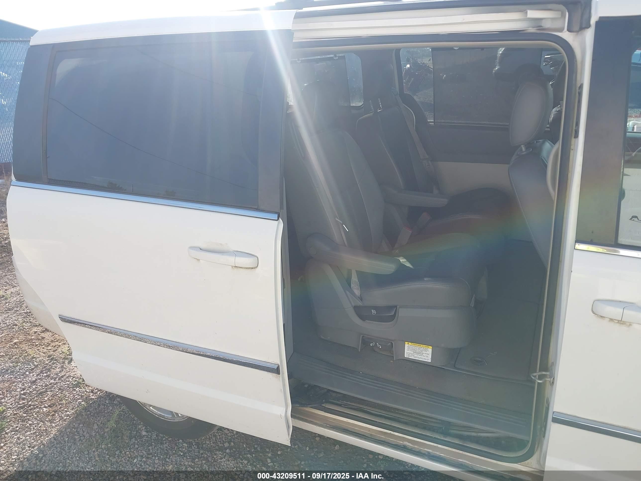 CHRYSLER TOWN image 8