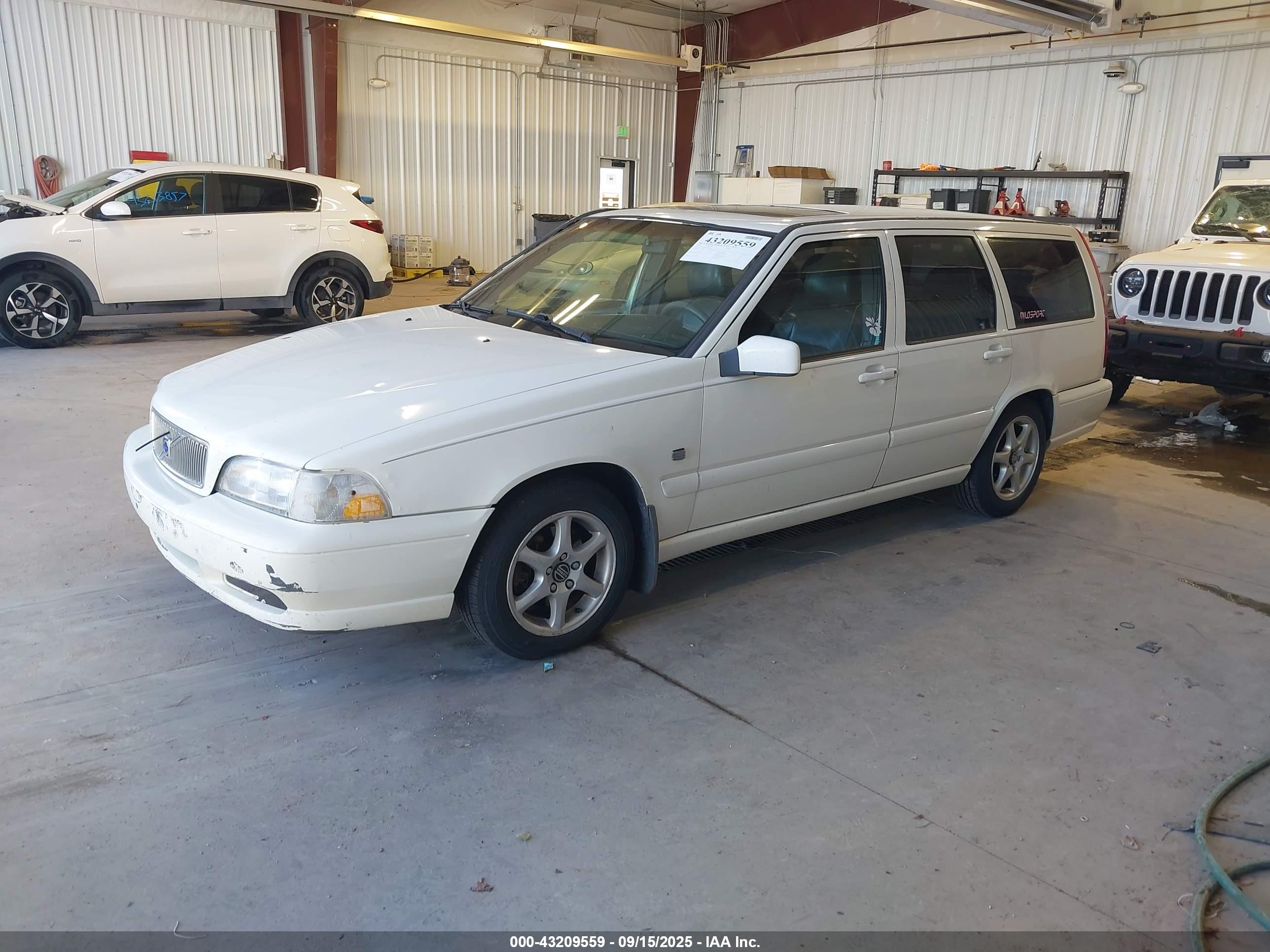VOLVO V70 image 2
