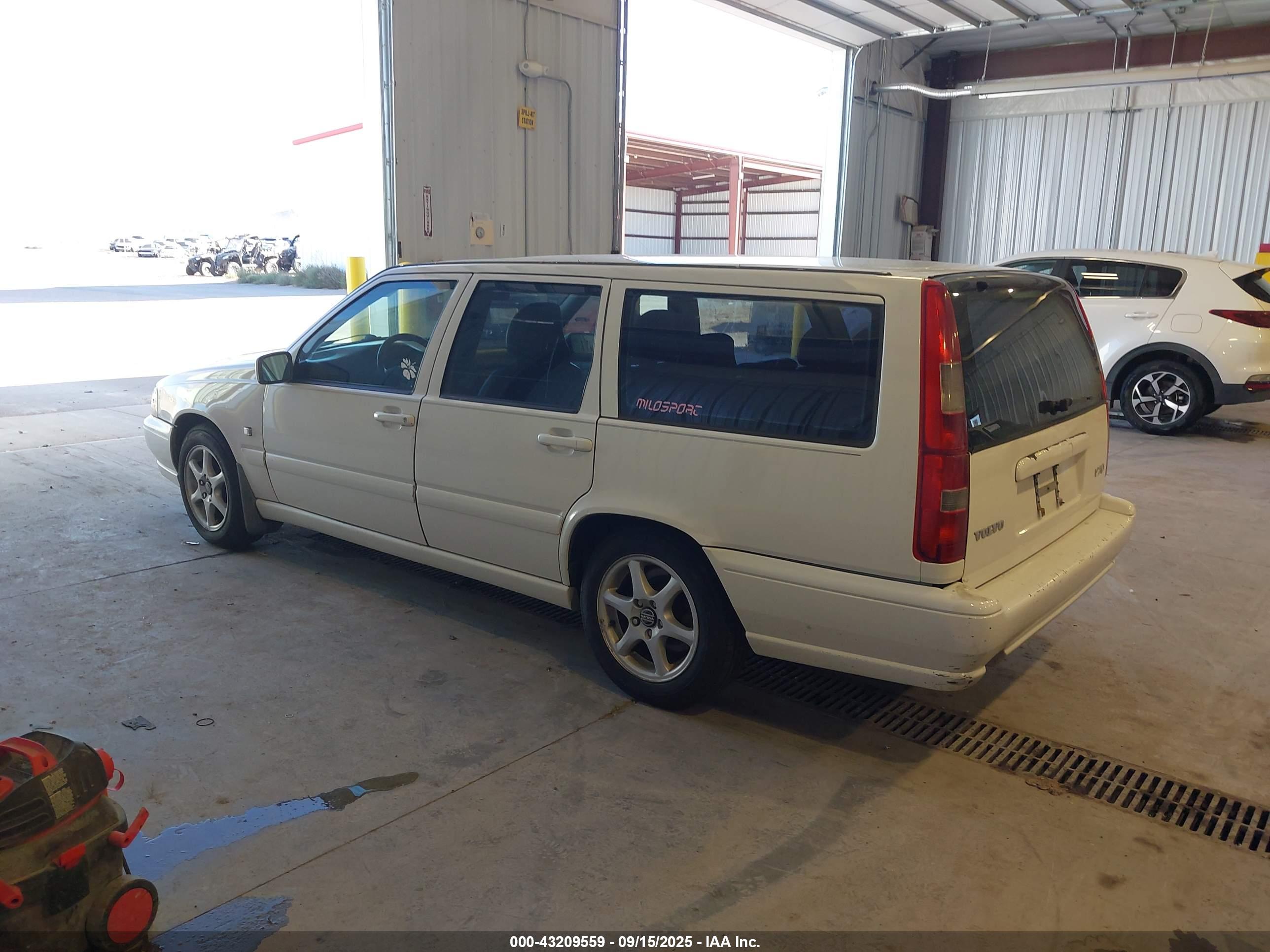 VOLVO V70 image 3