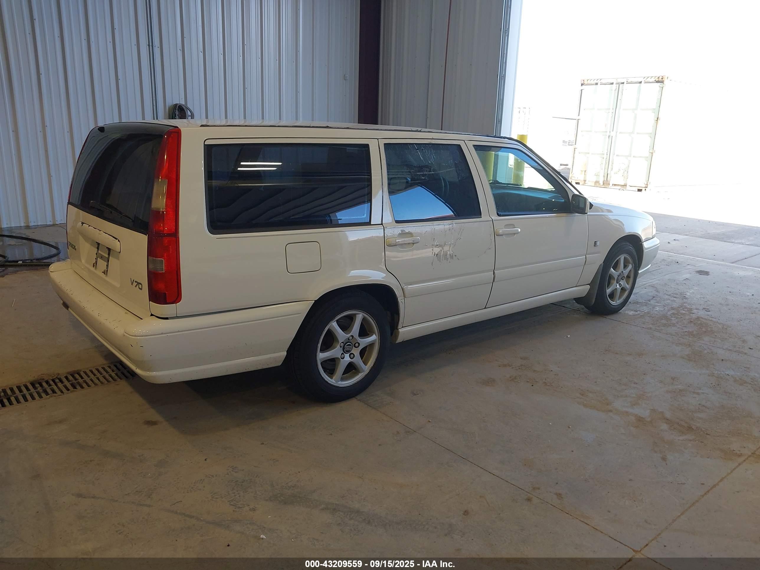 VOLVO V70 image 4