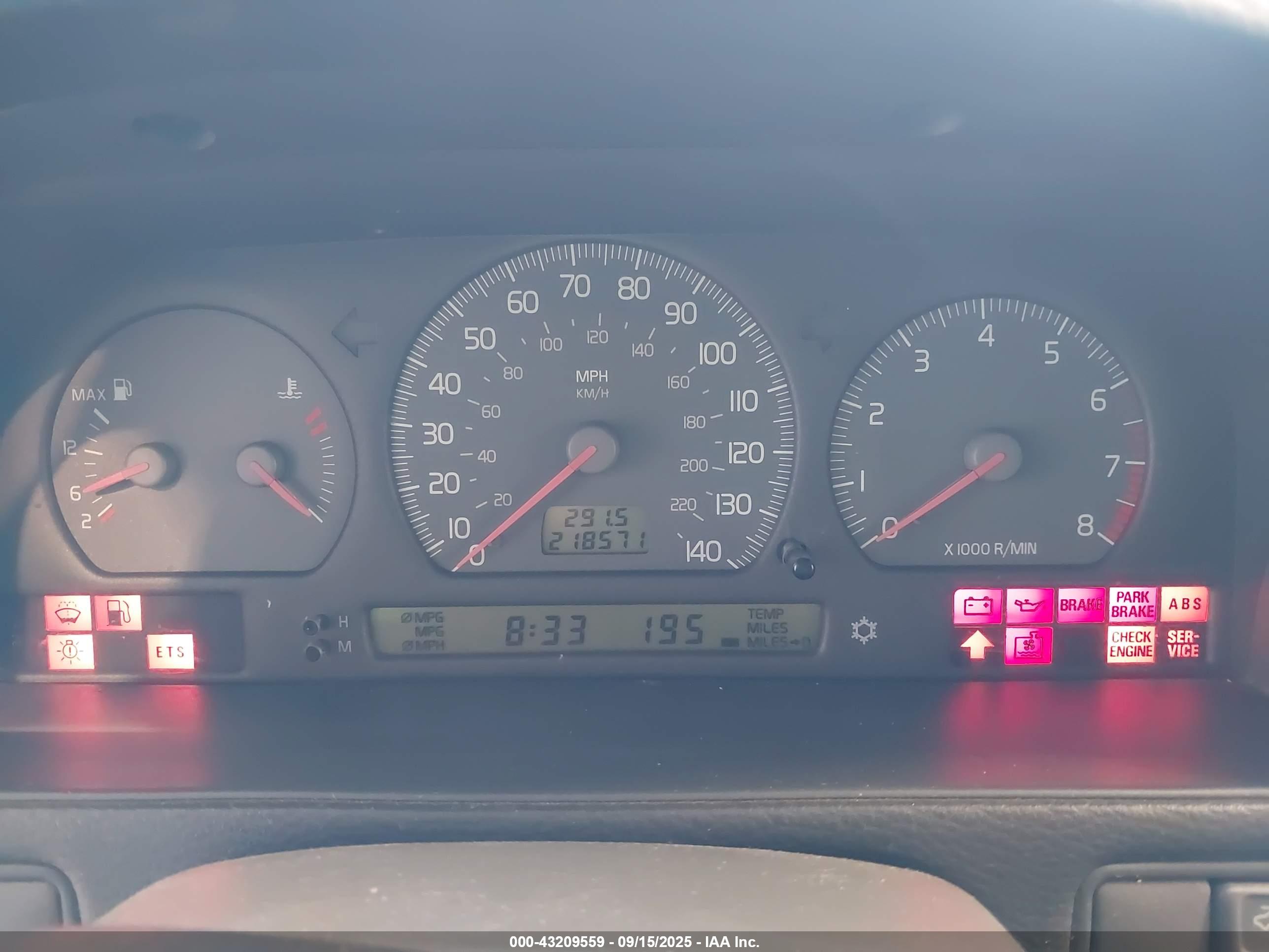 VOLVO V70 image 7