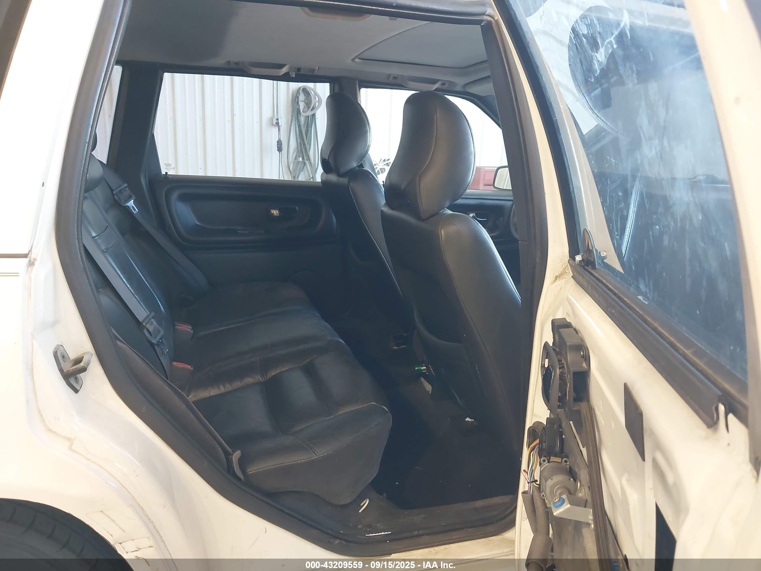 VOLVO V70 image 8