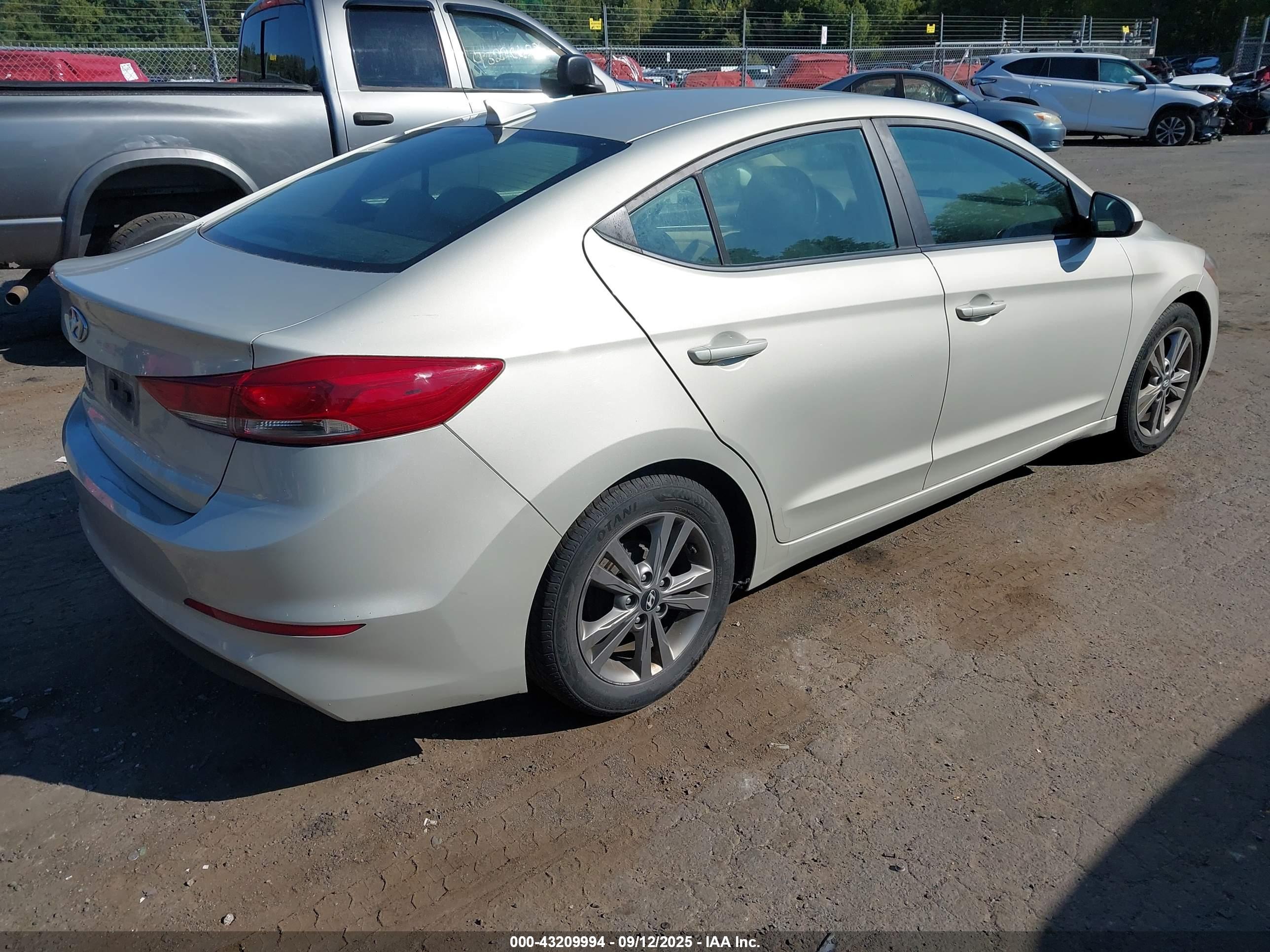 HYUNDAI ELANTRA image 4