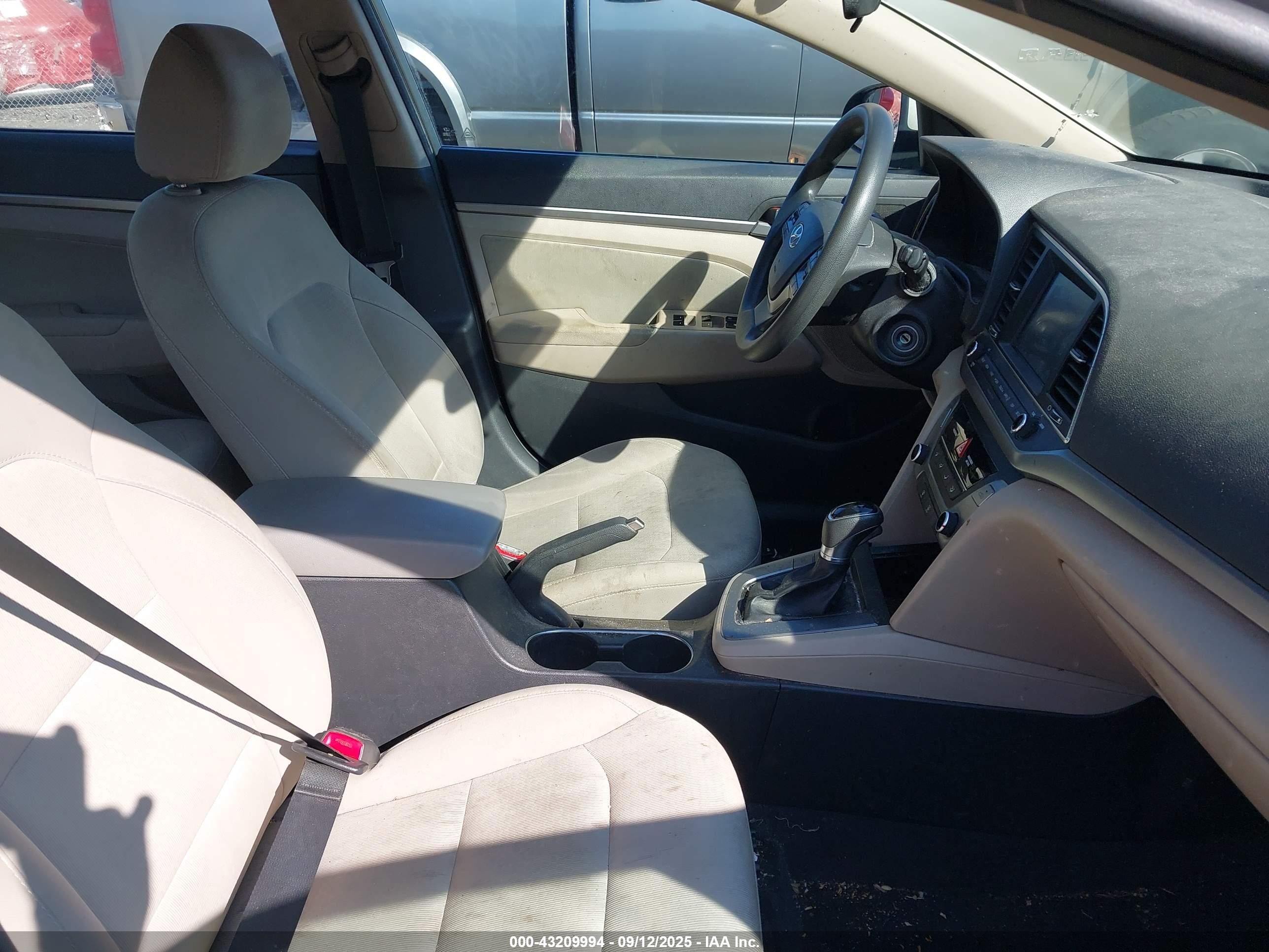 HYUNDAI ELANTRA image 5