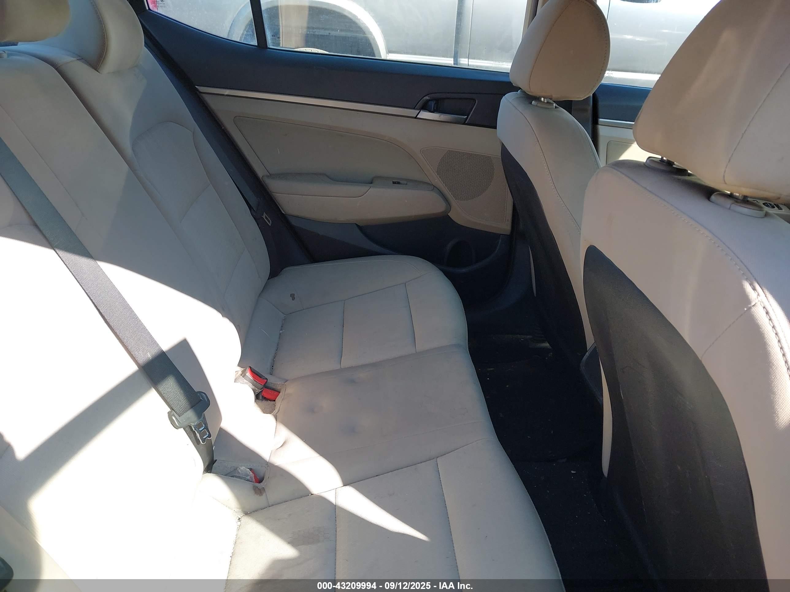 HYUNDAI ELANTRA image 8