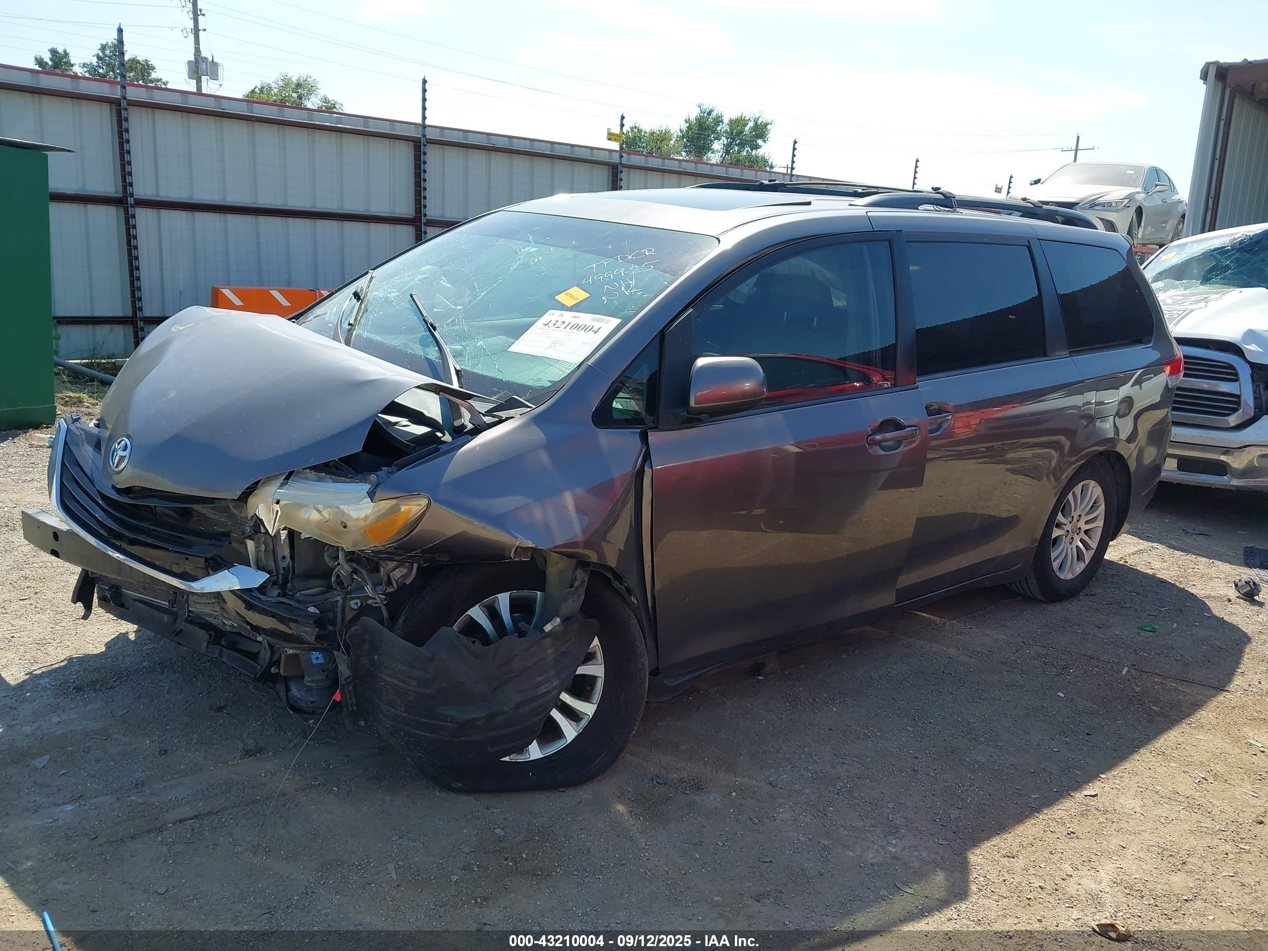 TOYOTA SIENNA image 2