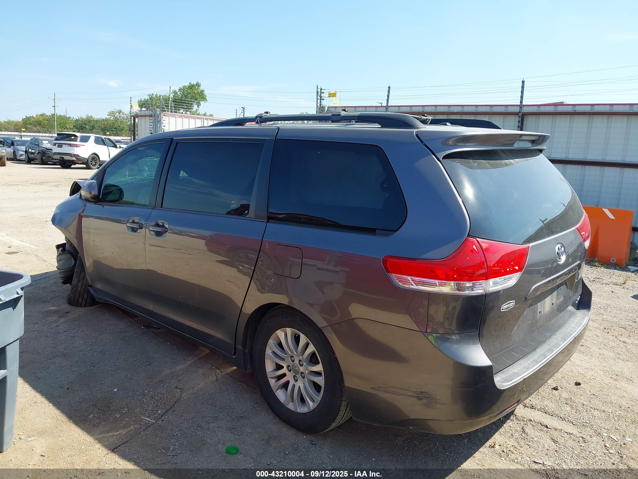 TOYOTA SIENNA image 3