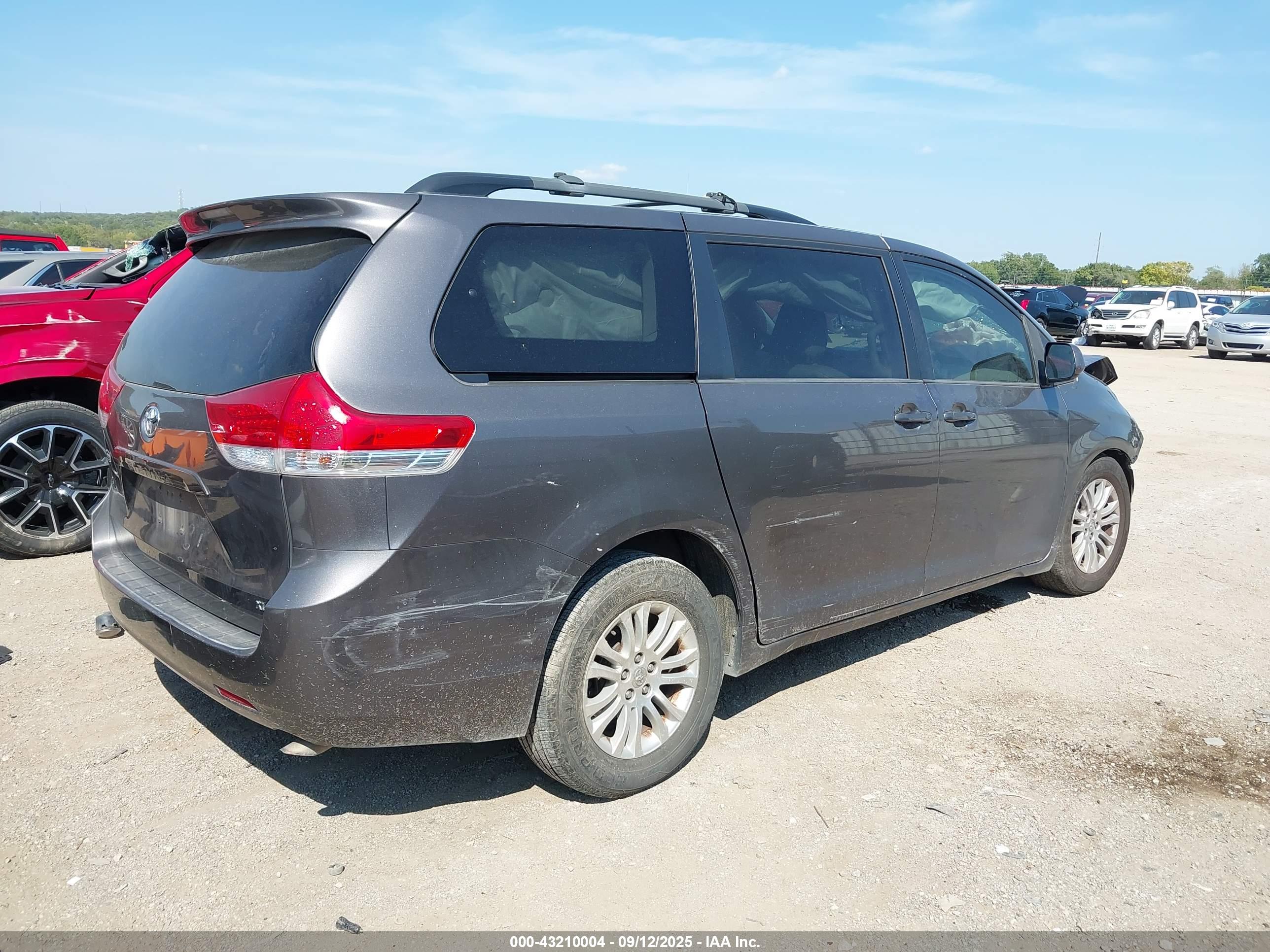 TOYOTA SIENNA image 4