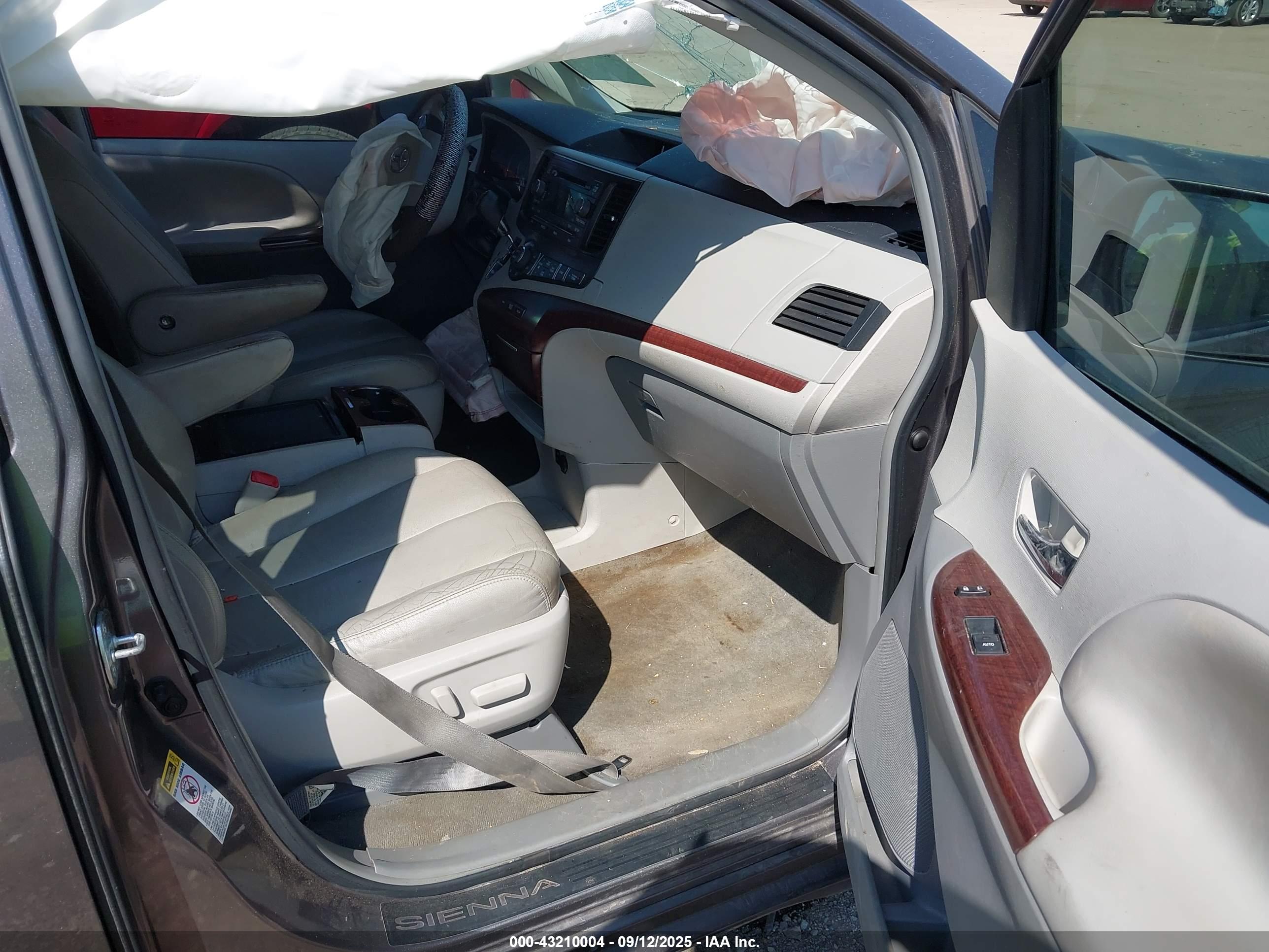 TOYOTA SIENNA image 5