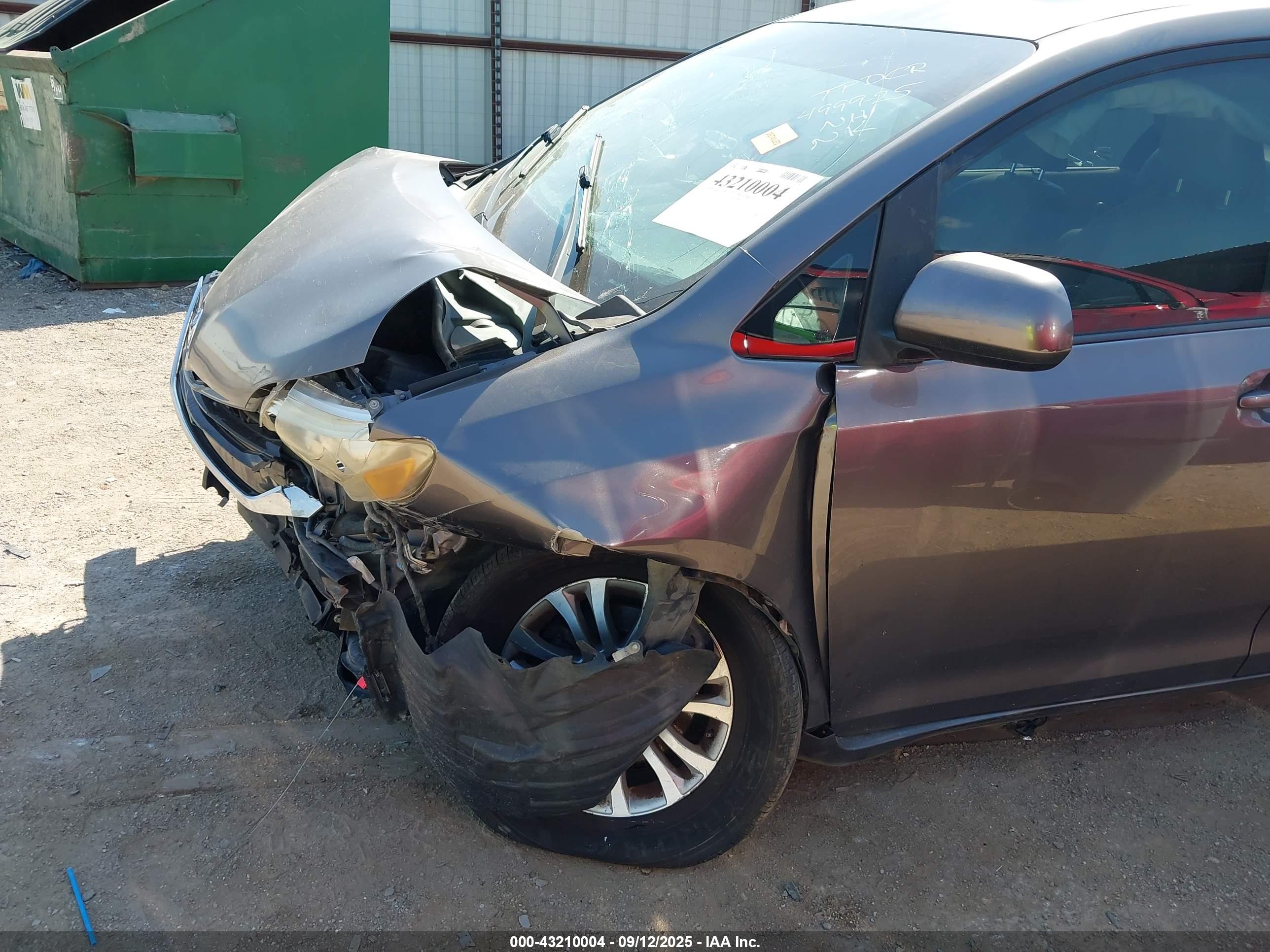 TOYOTA SIENNA image 6