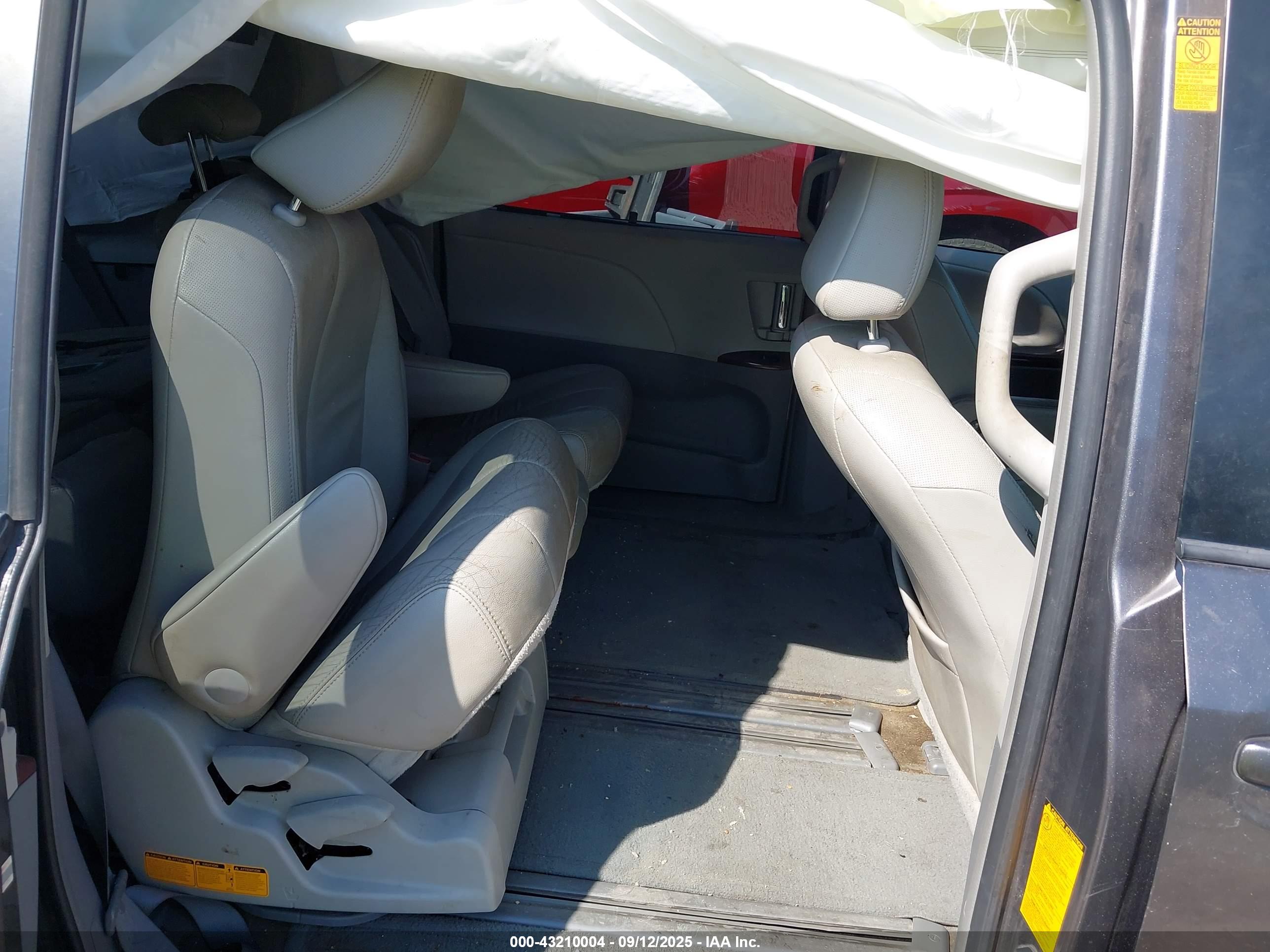 TOYOTA SIENNA image 8