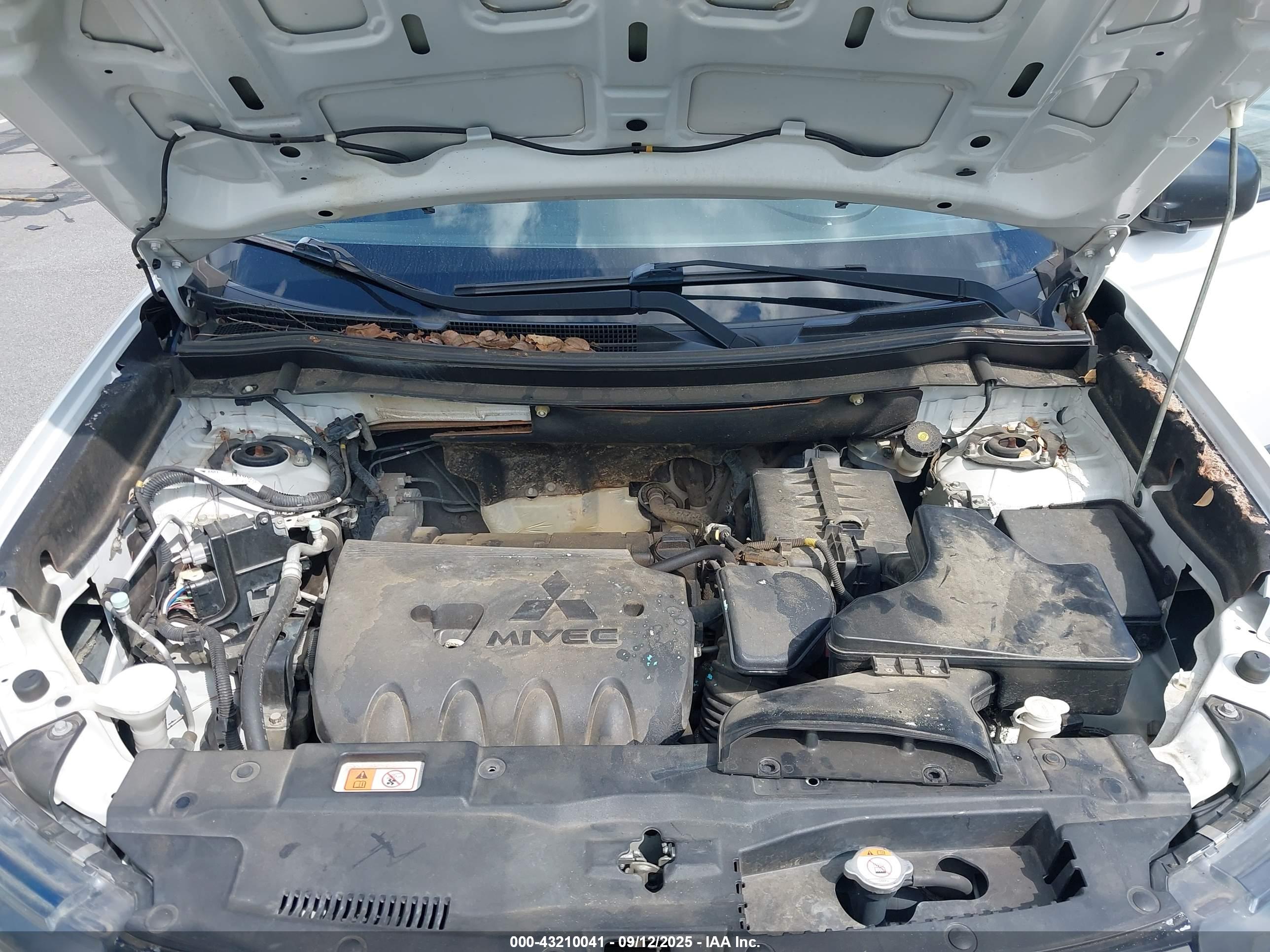 MITSUBISHI OUTLANDER image 10