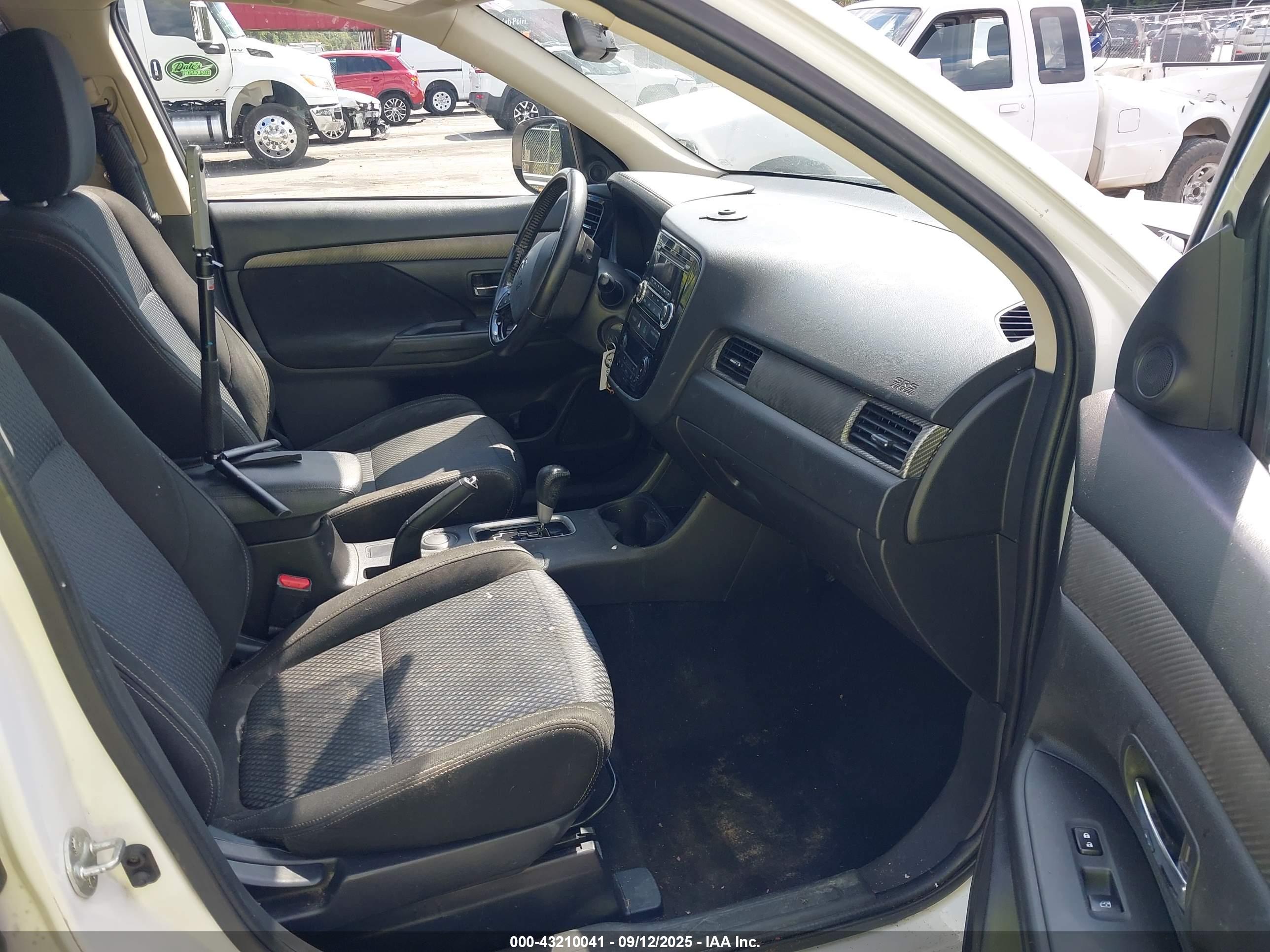 MITSUBISHI OUTLANDER image 5