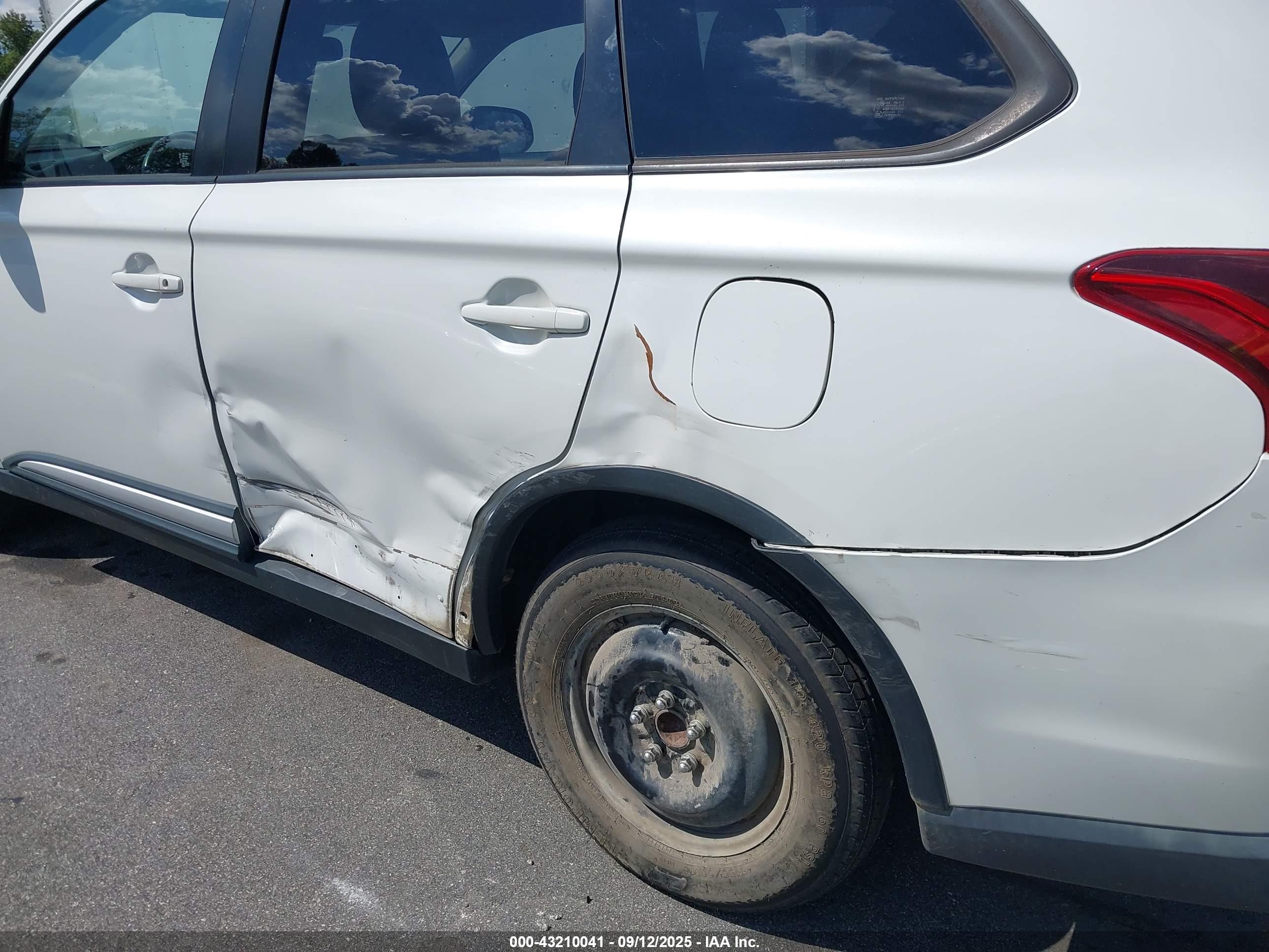 MITSUBISHI OUTLANDER image 6
