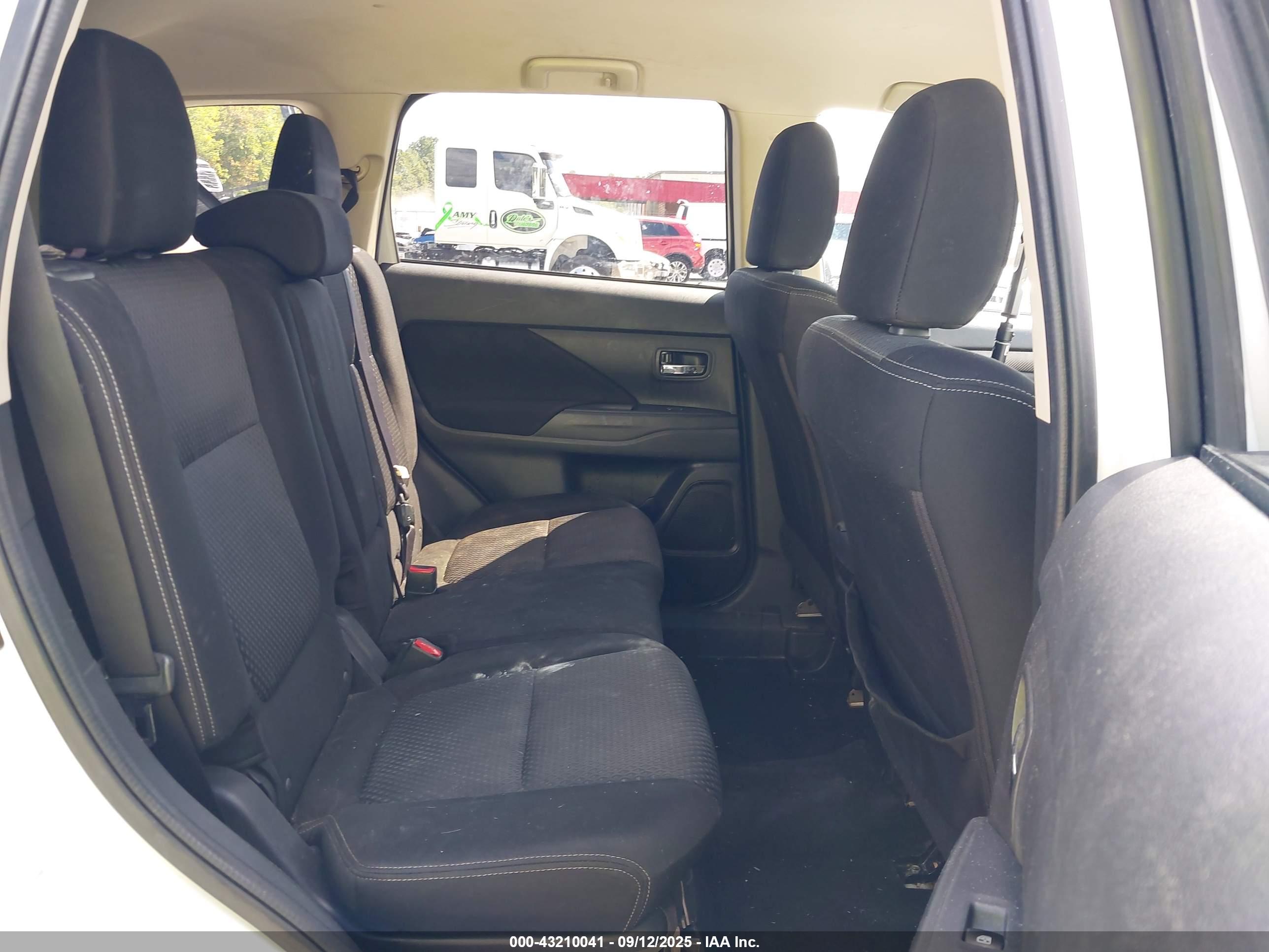 MITSUBISHI OUTLANDER image 8