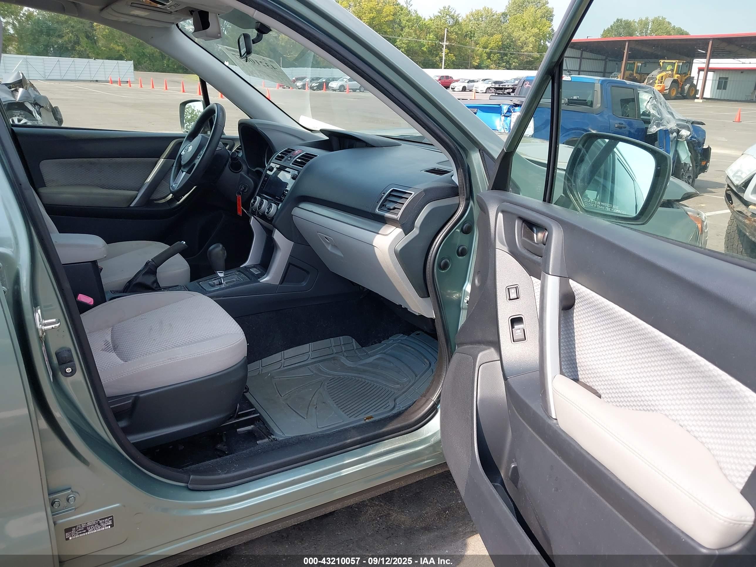 SUBARU FORESTER image 5