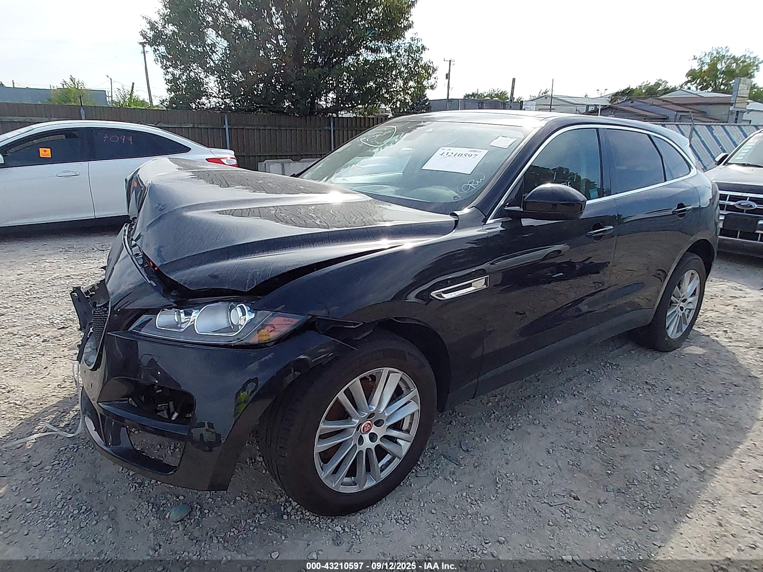 JAGUAR F-PACE image 2