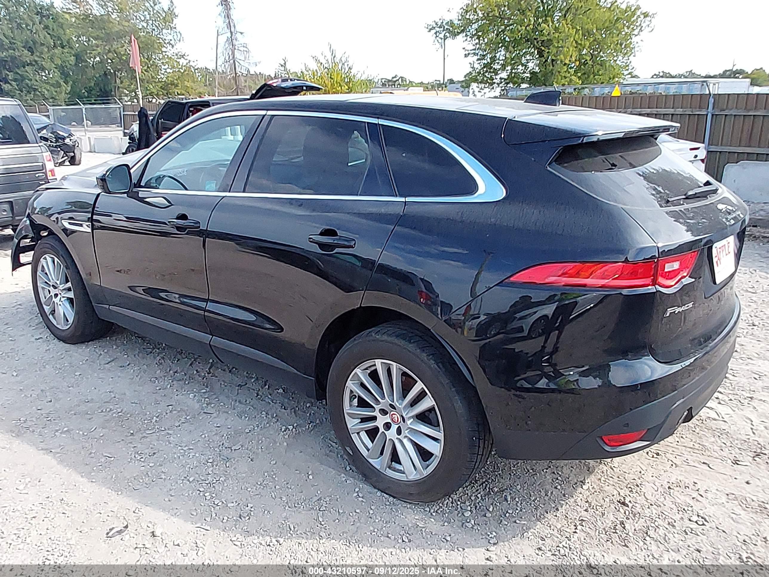 JAGUAR F-PACE image 3