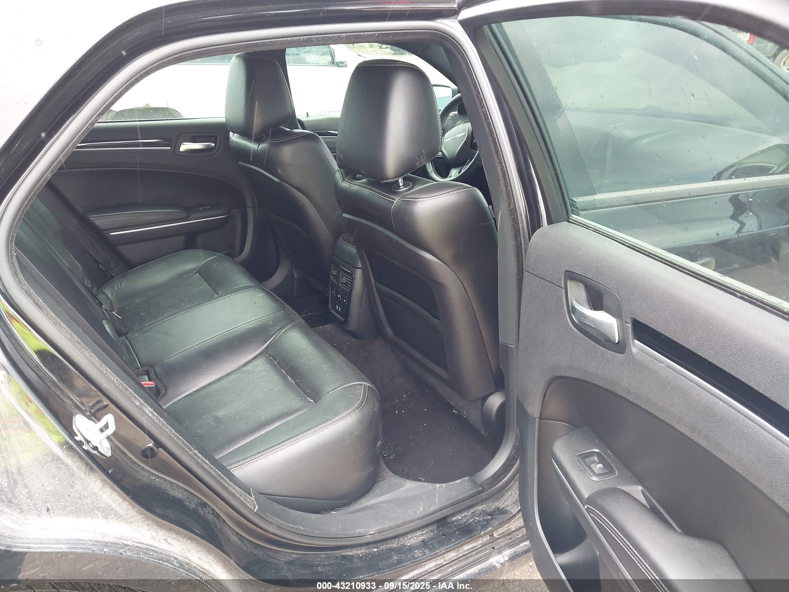 CHRYSLER 300 image 8