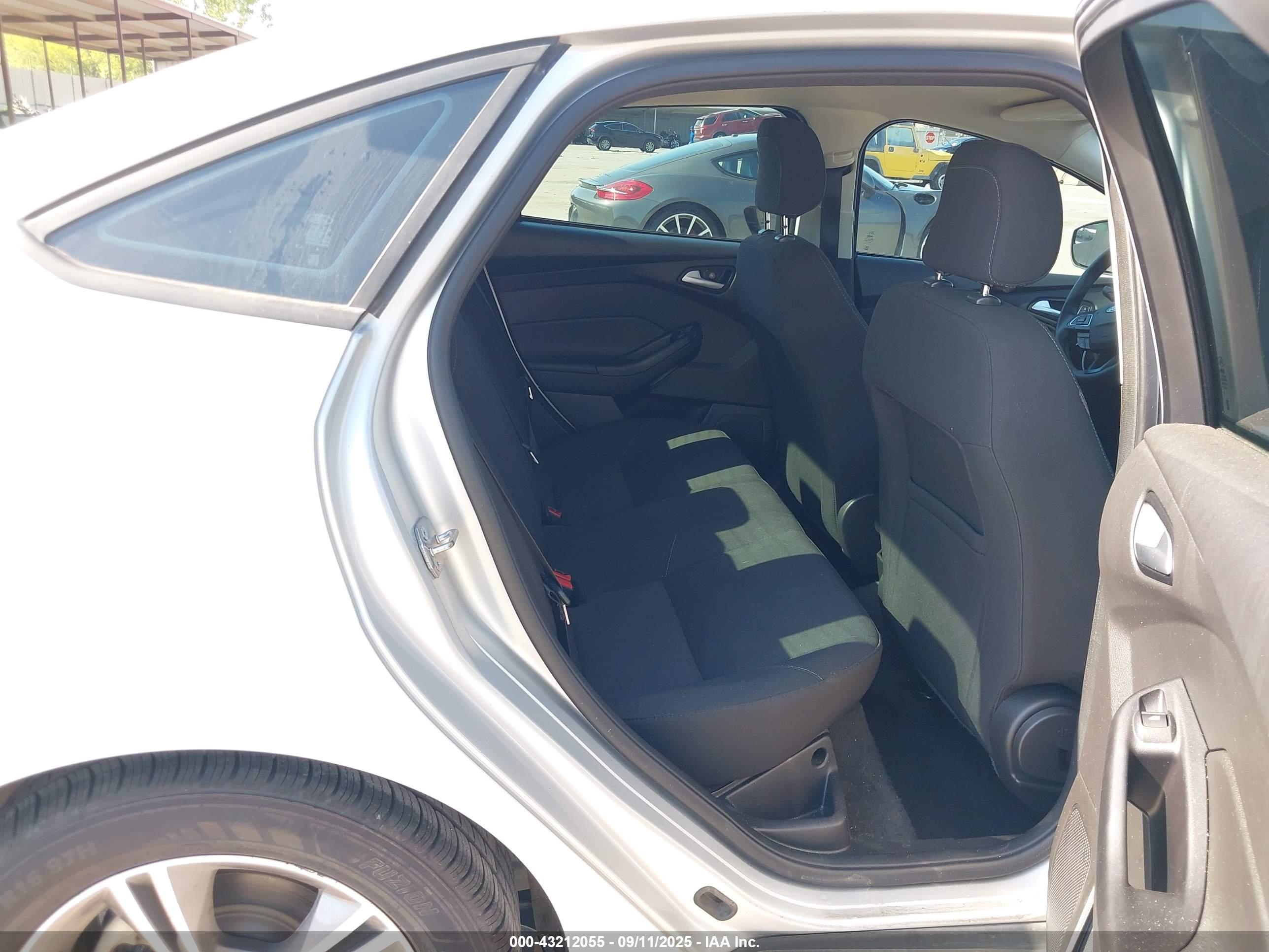 FORD FOCUS image 8