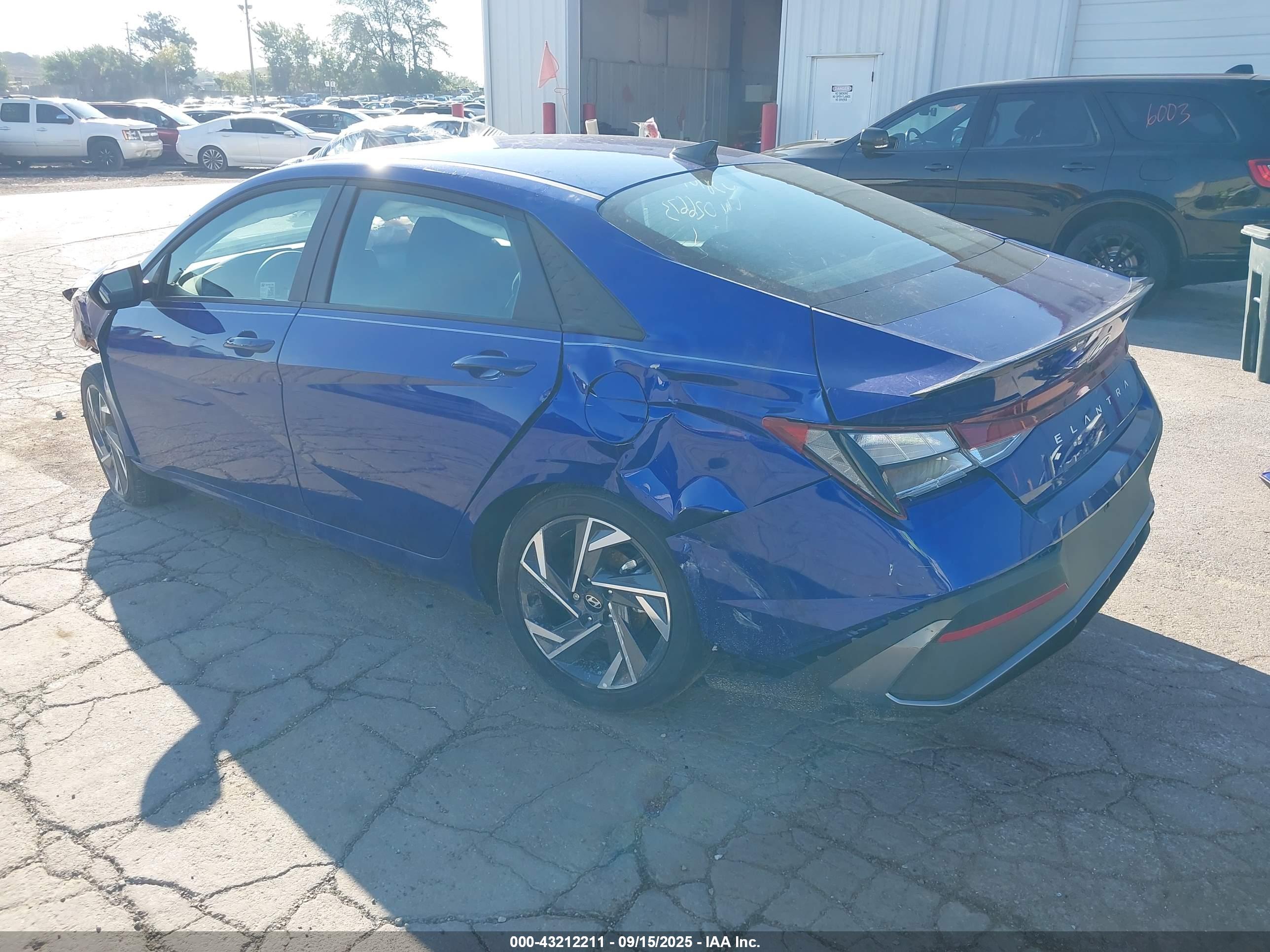 HYUNDAI ELANTRA image 3