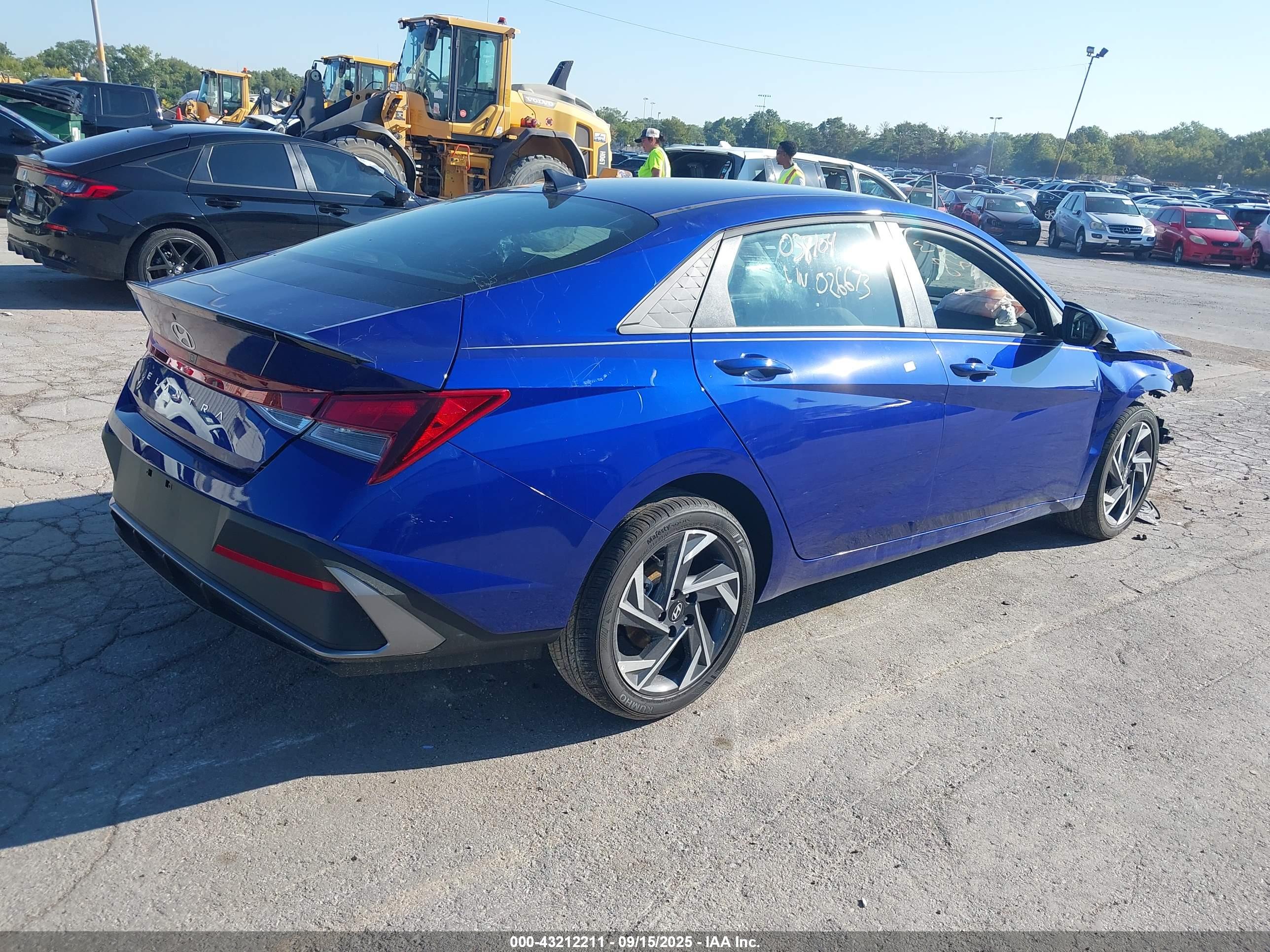 HYUNDAI ELANTRA image 4