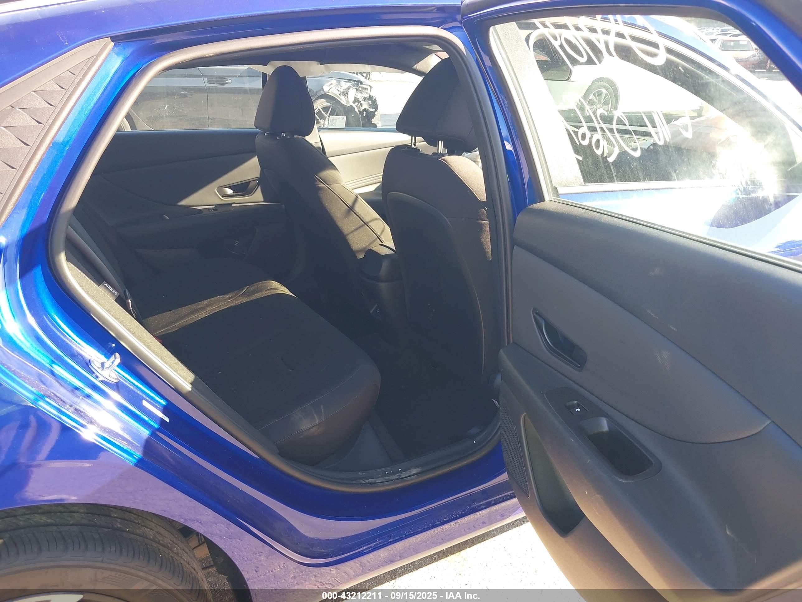 HYUNDAI ELANTRA image 8