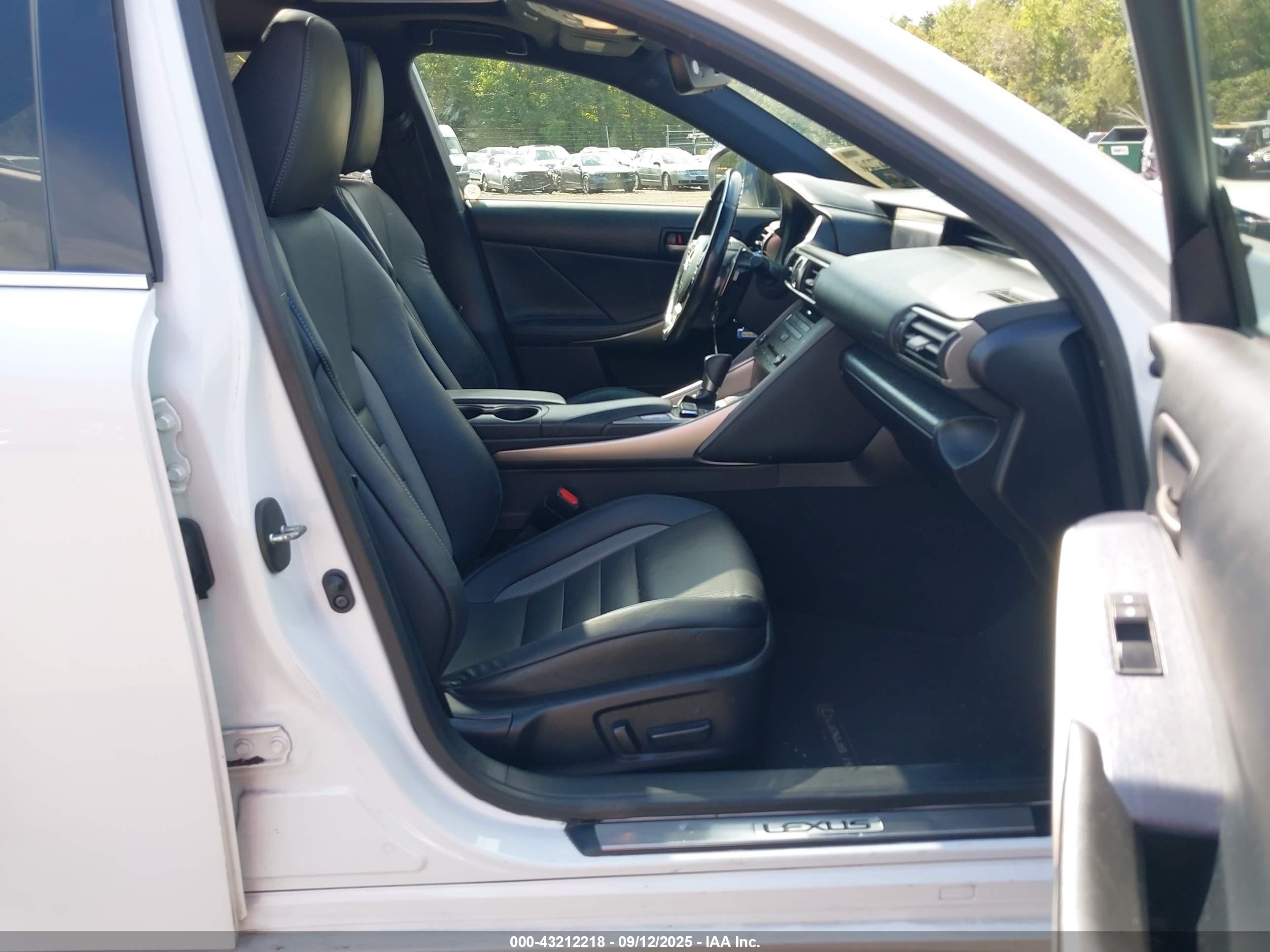 LEXUS IS image 5