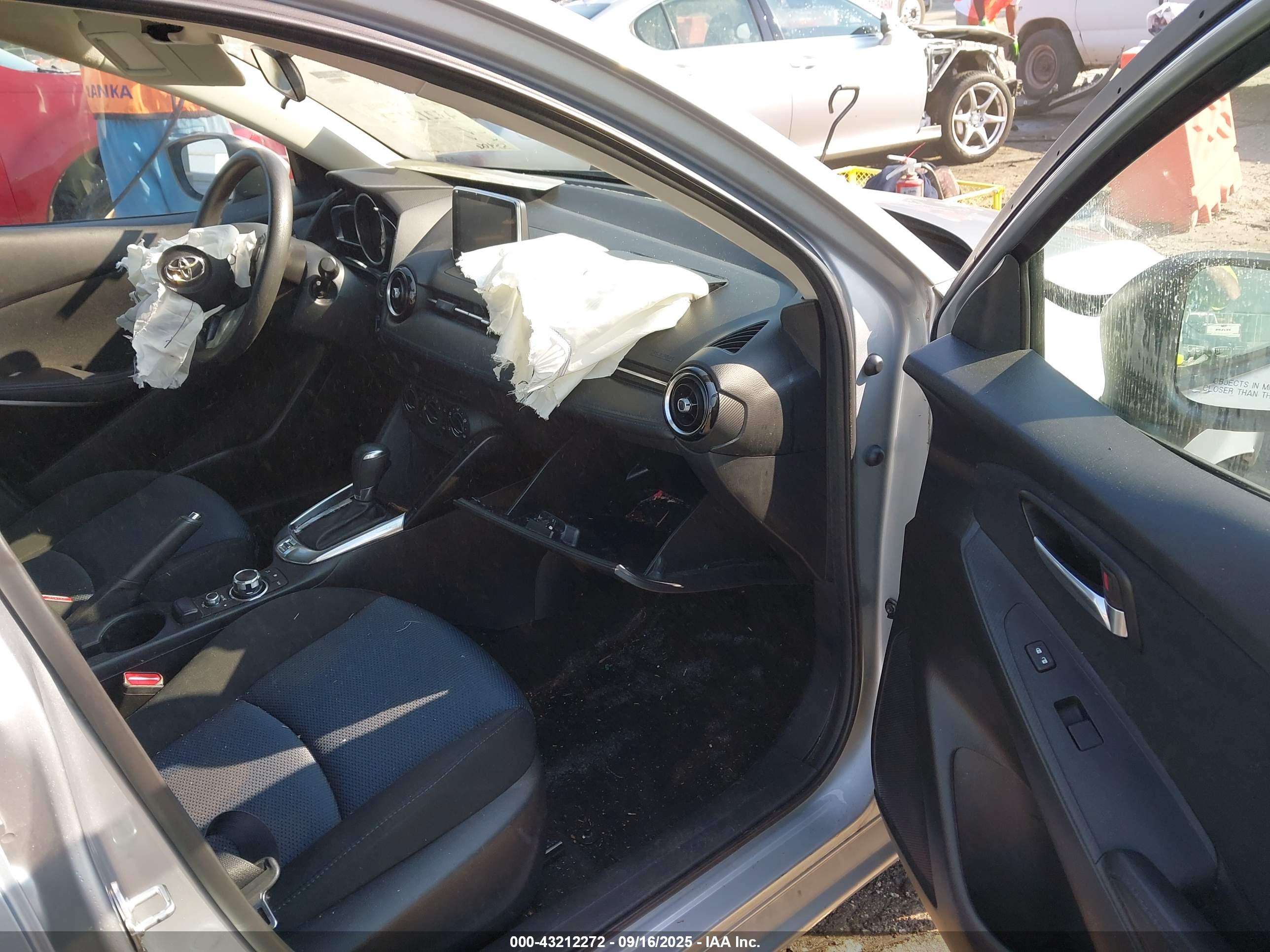 TOYOTA YARIS image 5