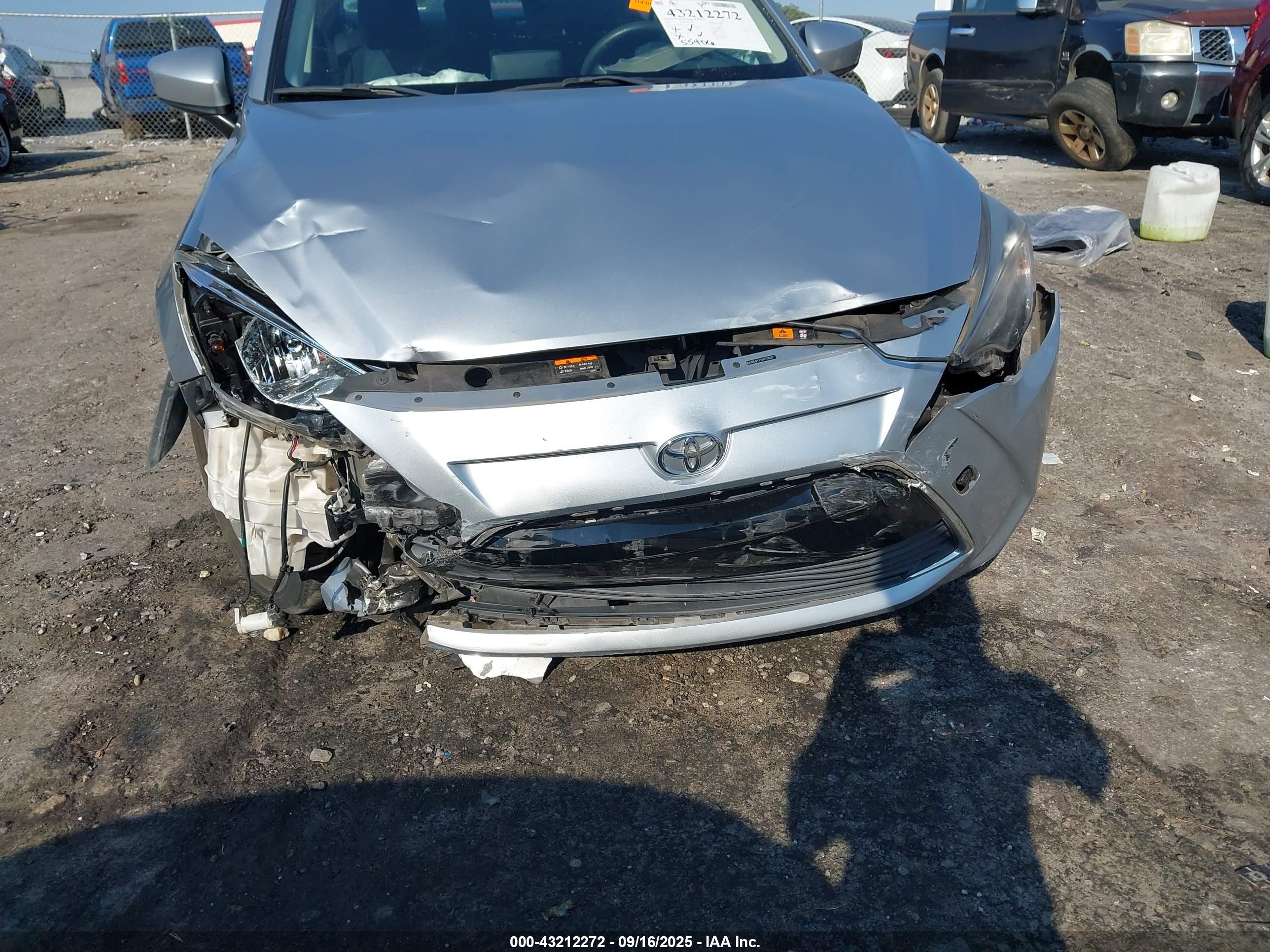 TOYOTA YARIS image 6