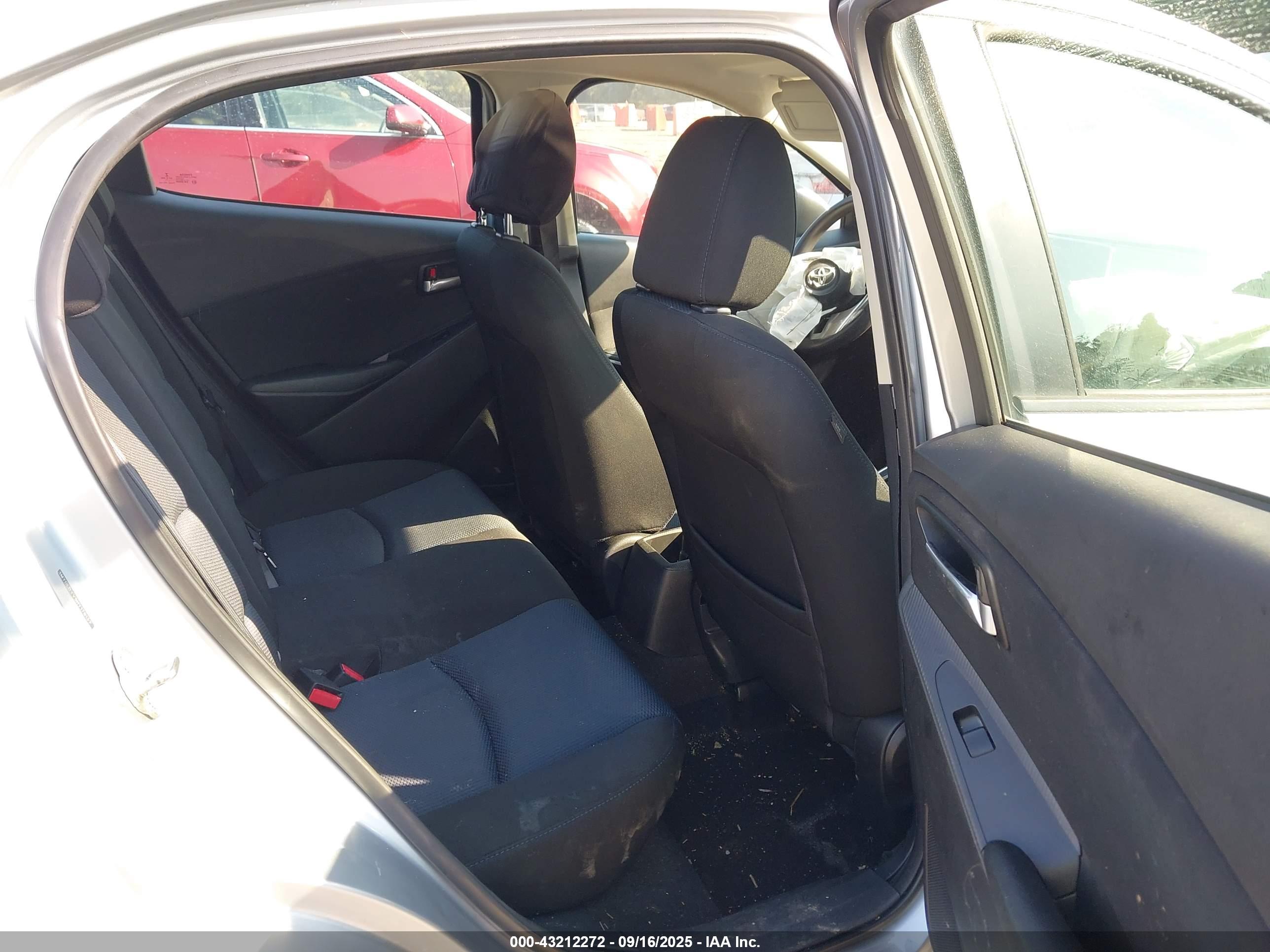 TOYOTA YARIS image 8