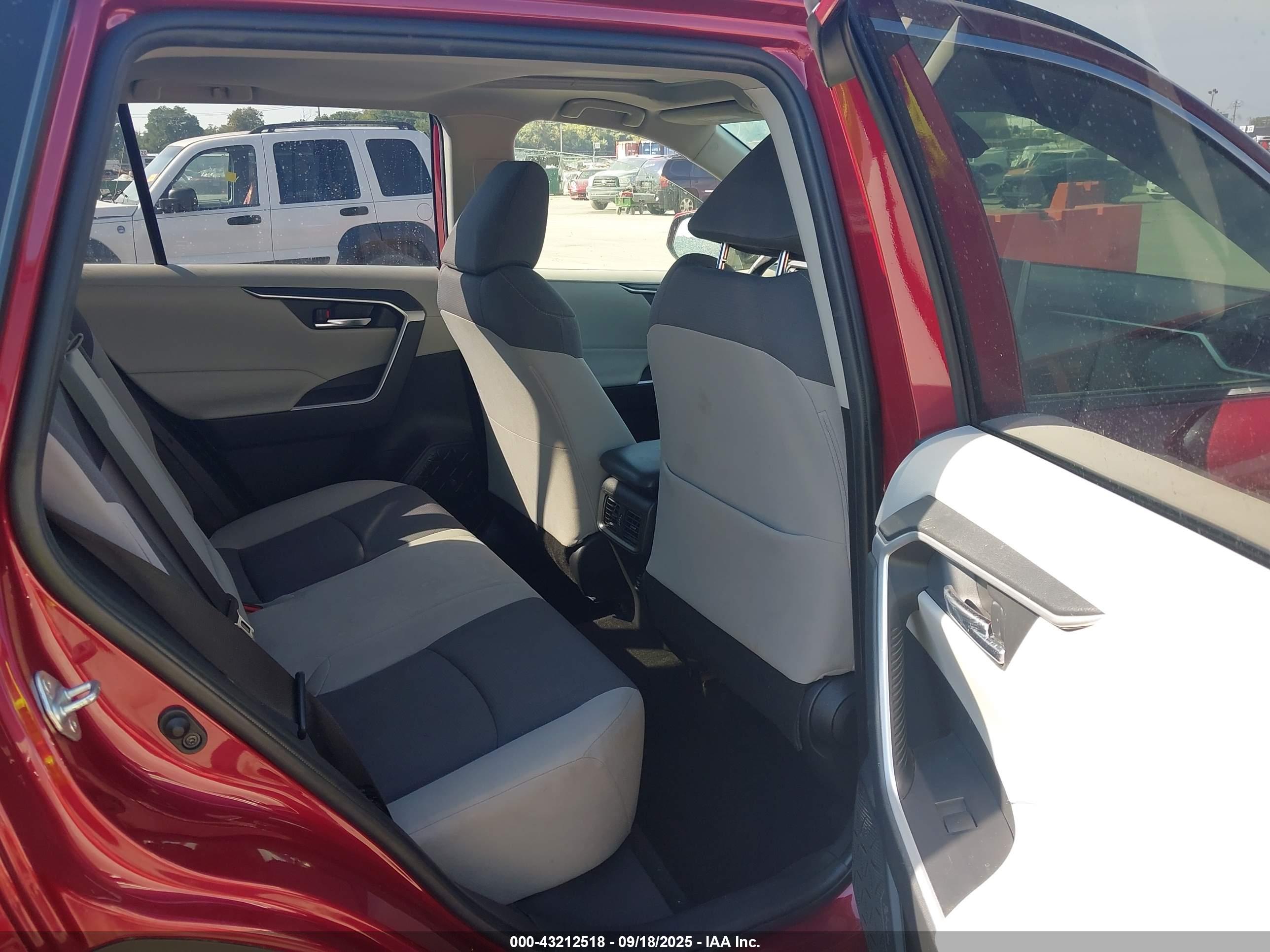 TOYOTA RAV4 image 8