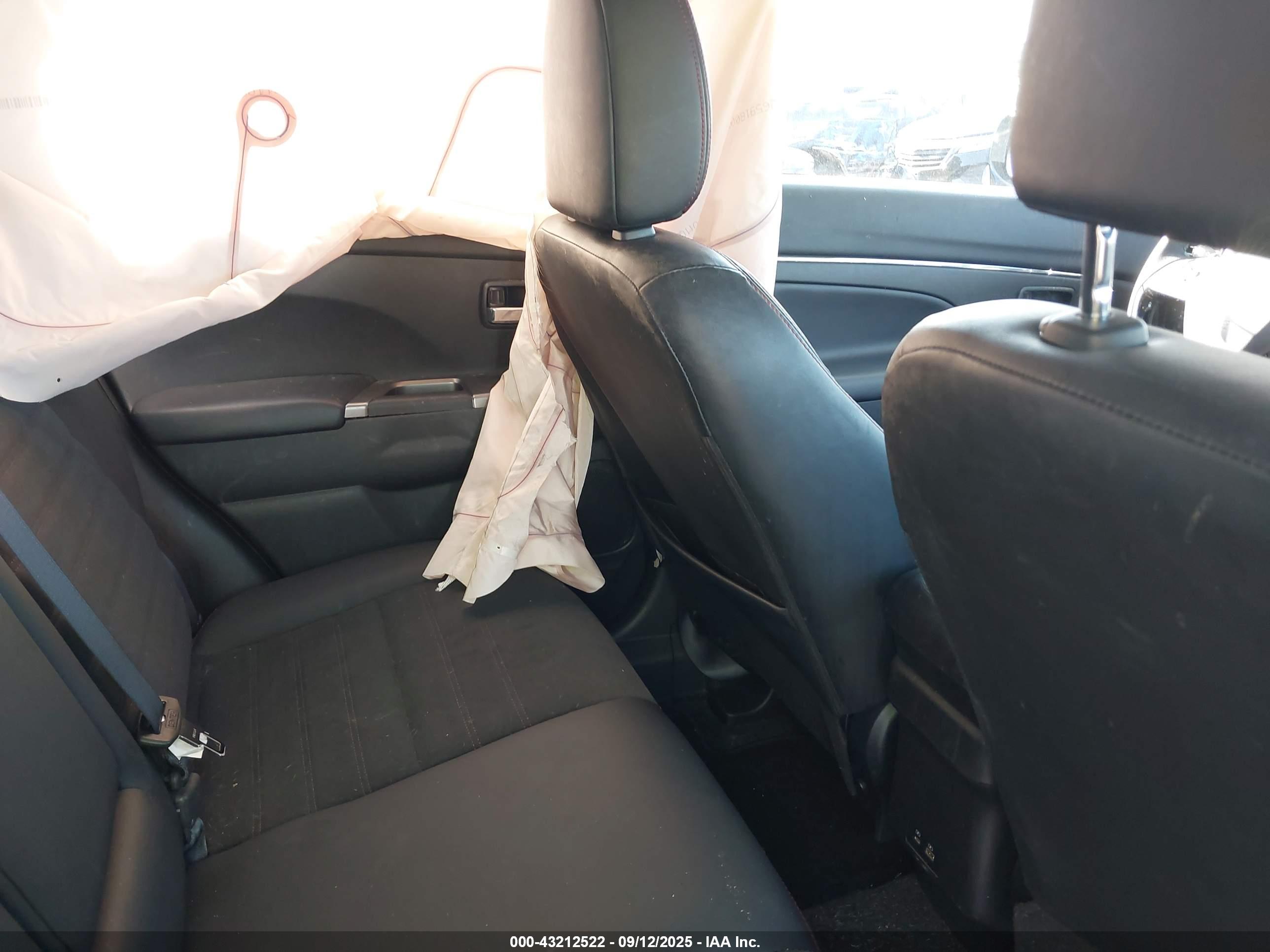 MITSUBISHI OUTLANDER image 8