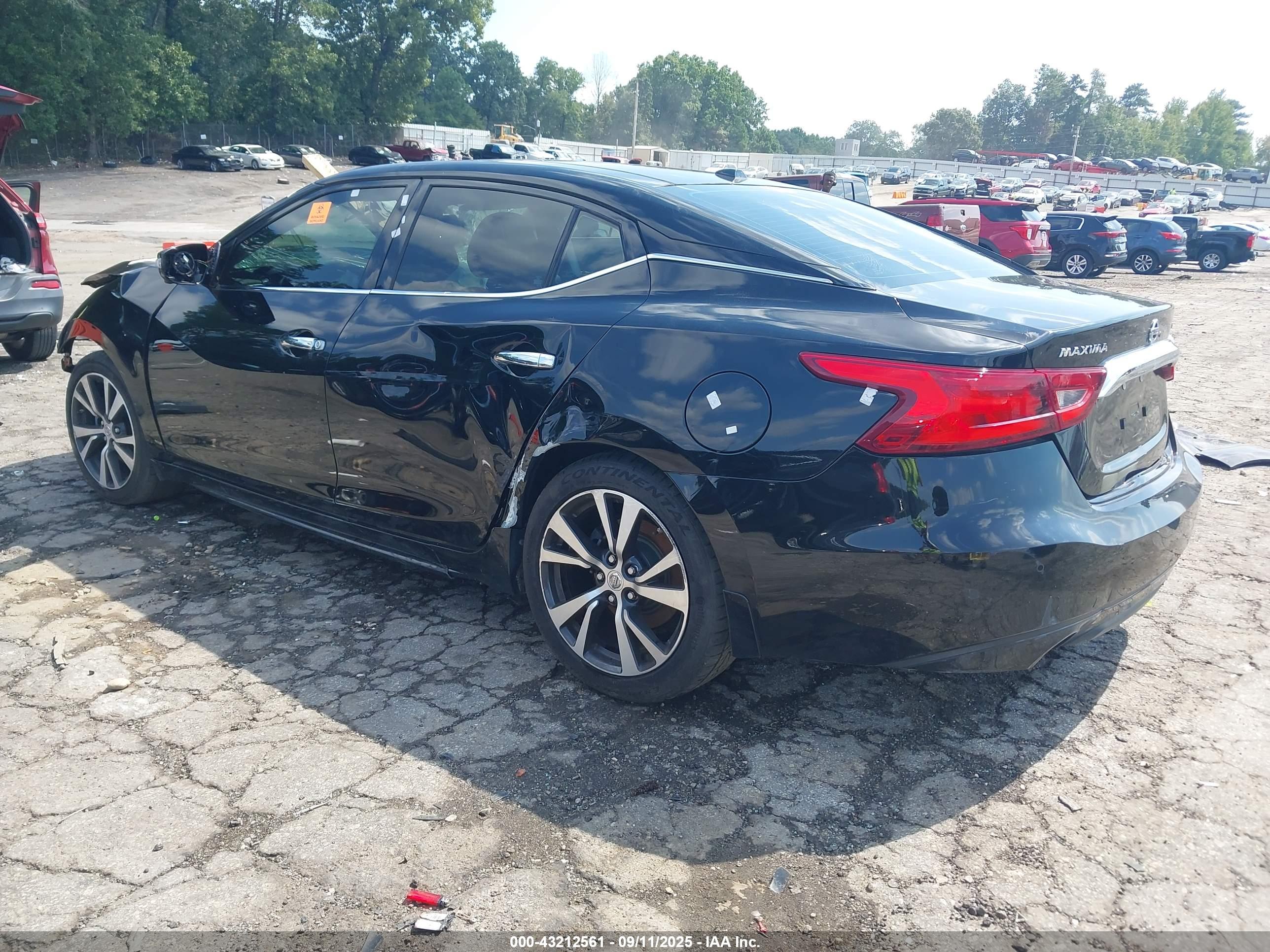 NISSAN MAXIMA image 3