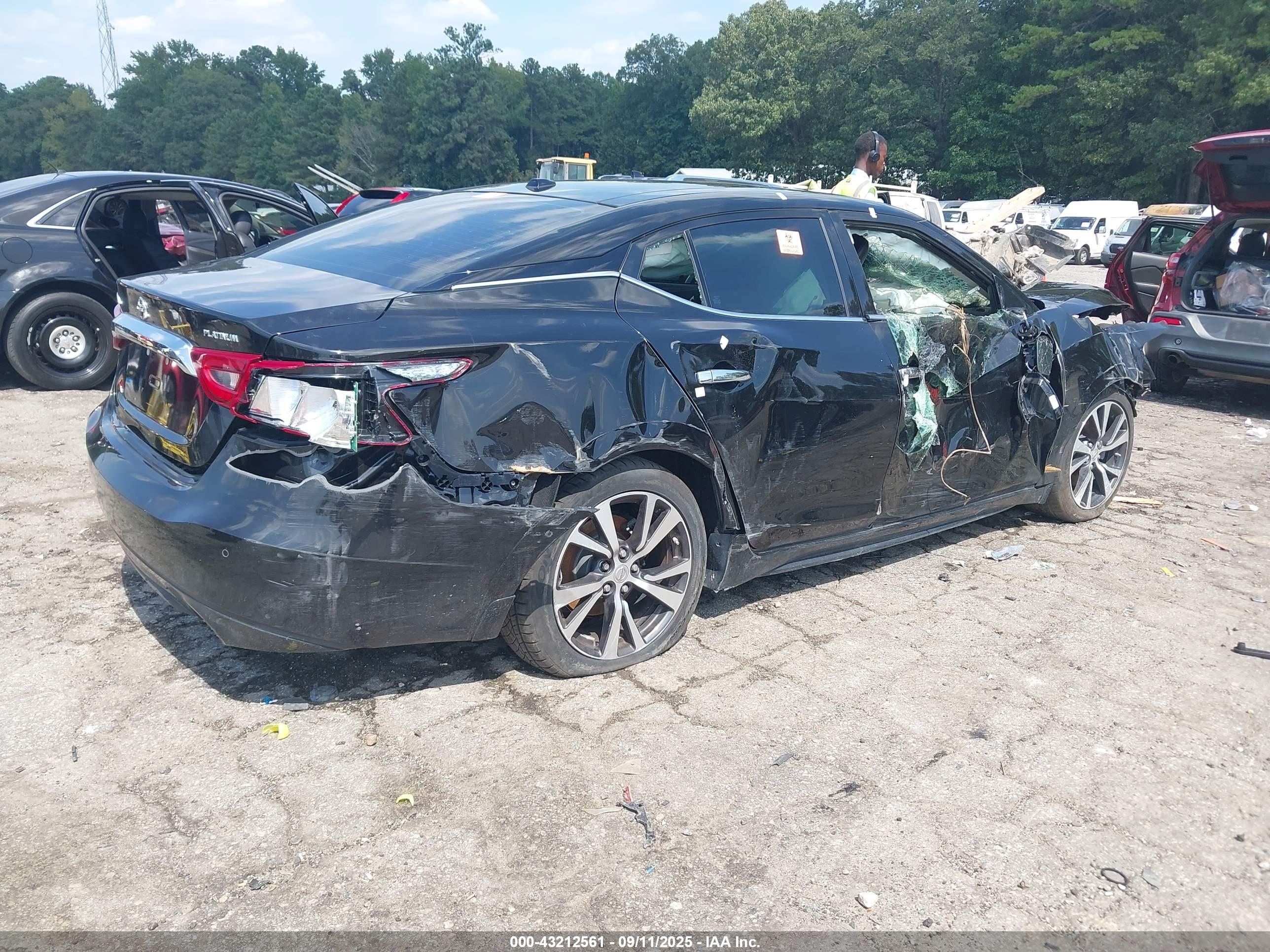 NISSAN MAXIMA image 4