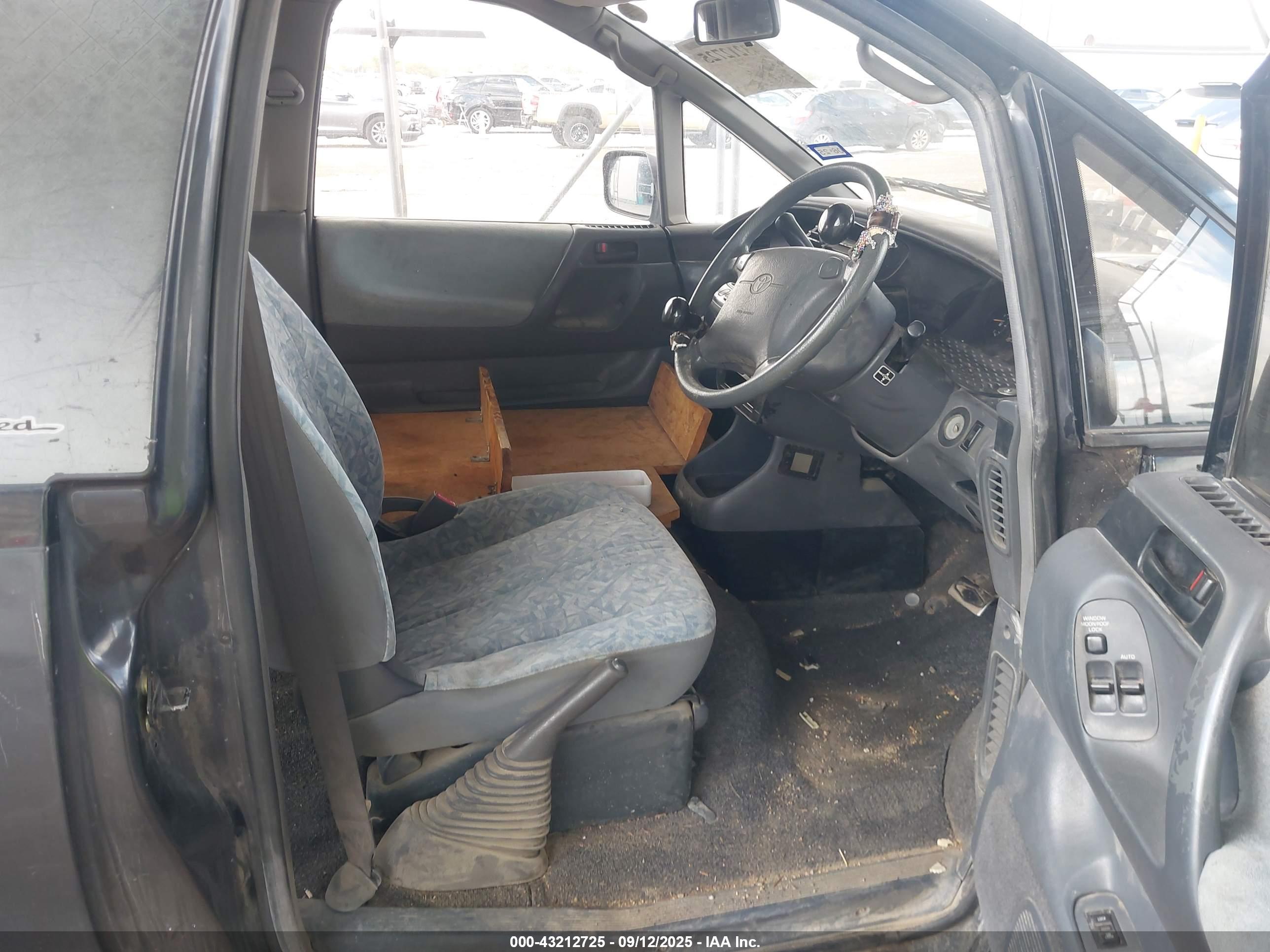 TOYOTA PREVIA image 5